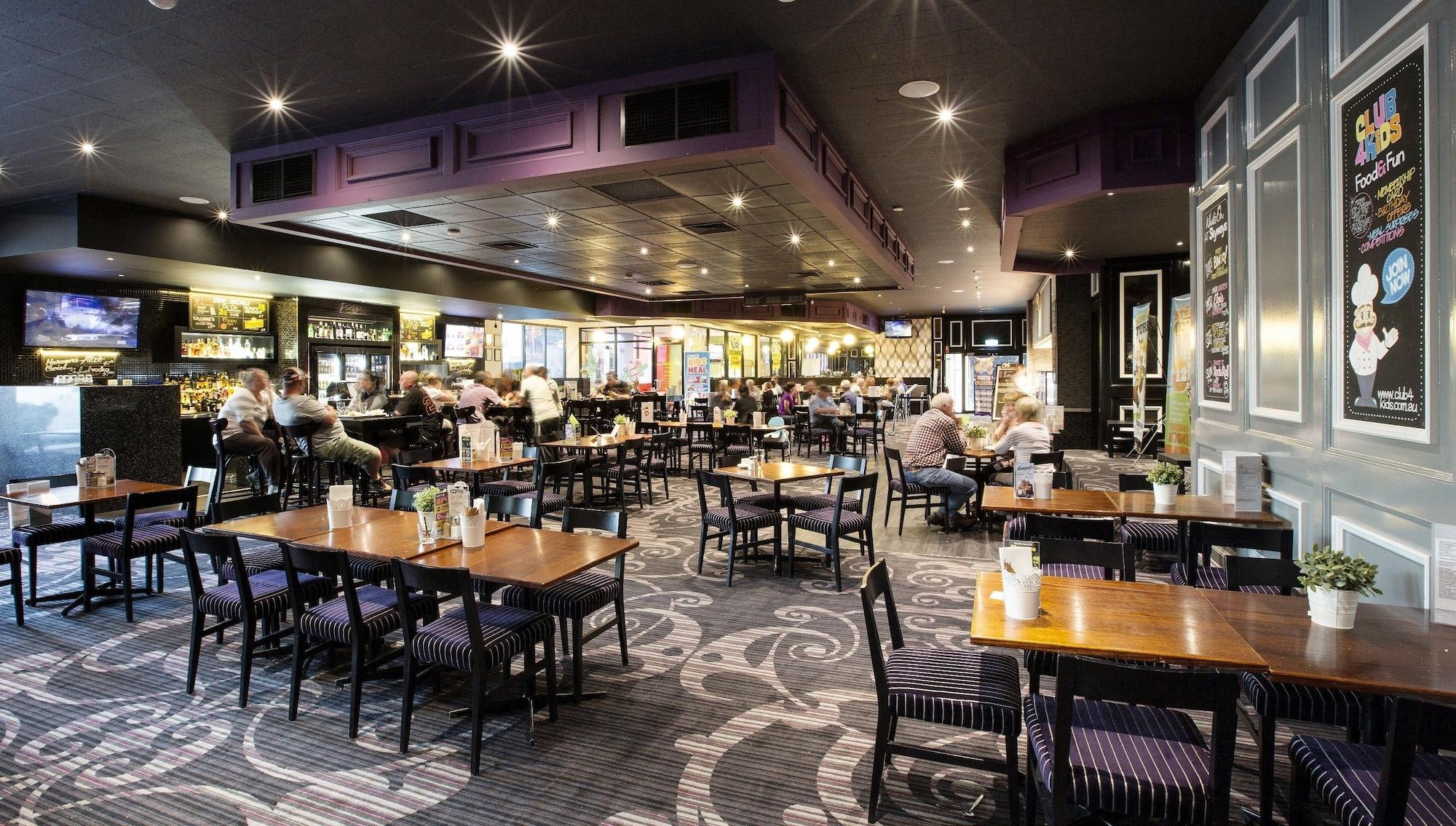 Restaurant Nightcap at Skyways Hotel