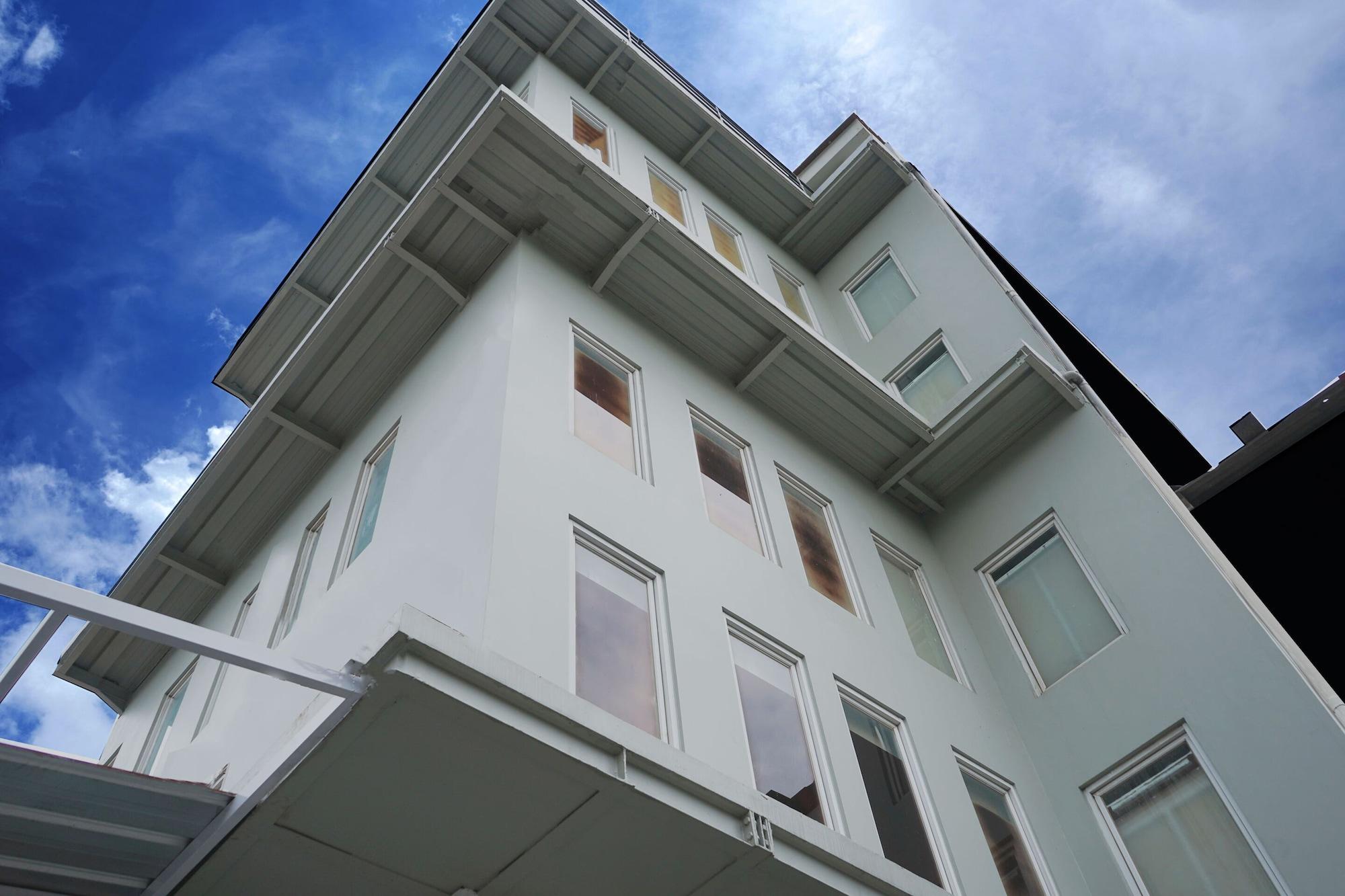 Varios UROOMS Senayan