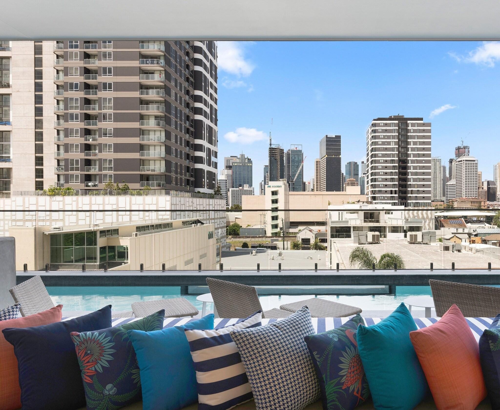 Vista Piscina Ivy and Eve Apartments by CLLIX