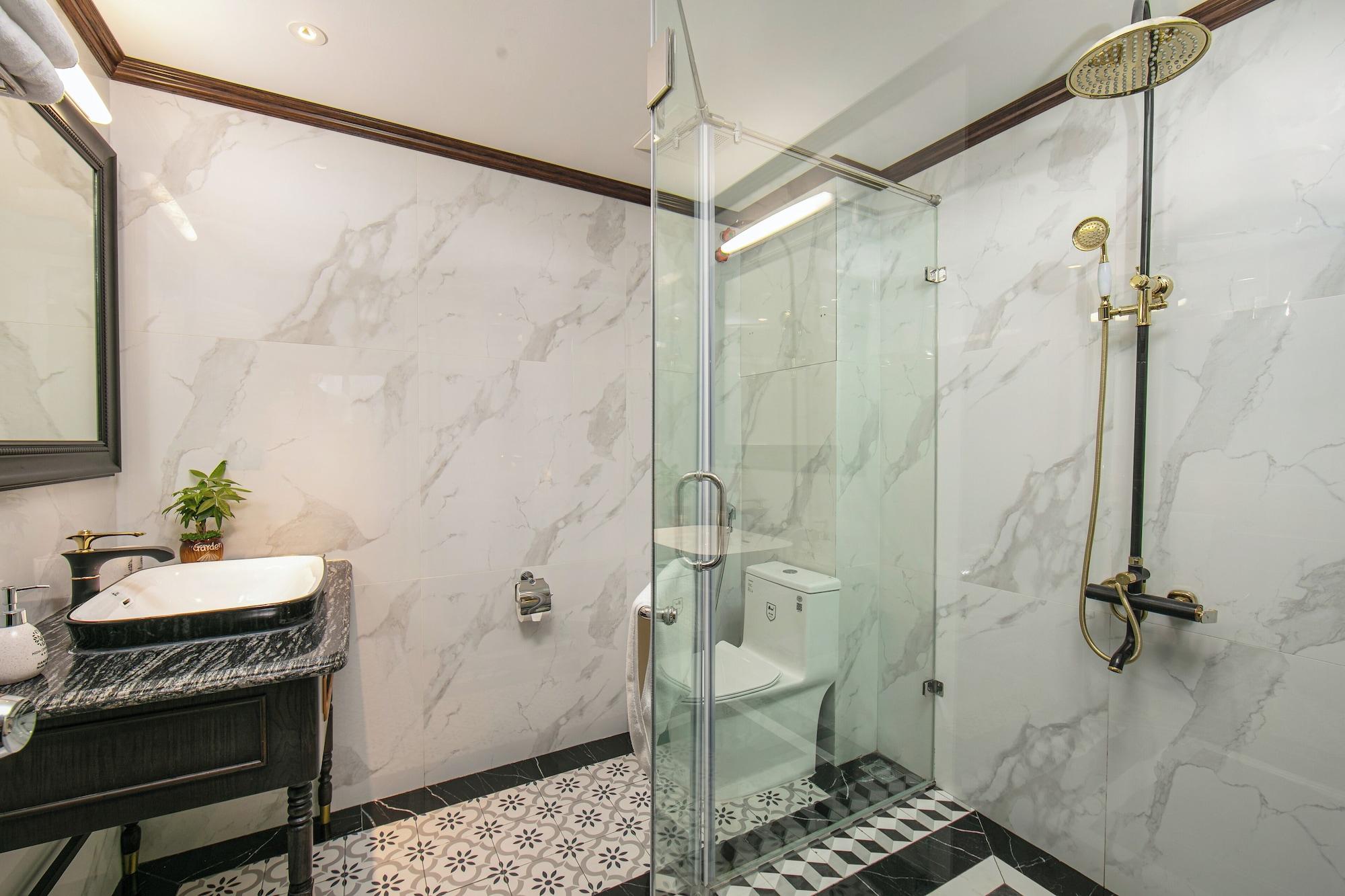 Varios Media Central Hotel & Spa