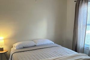 Alquiler Vacacional - Sunny, Spacious, and Centrally Located