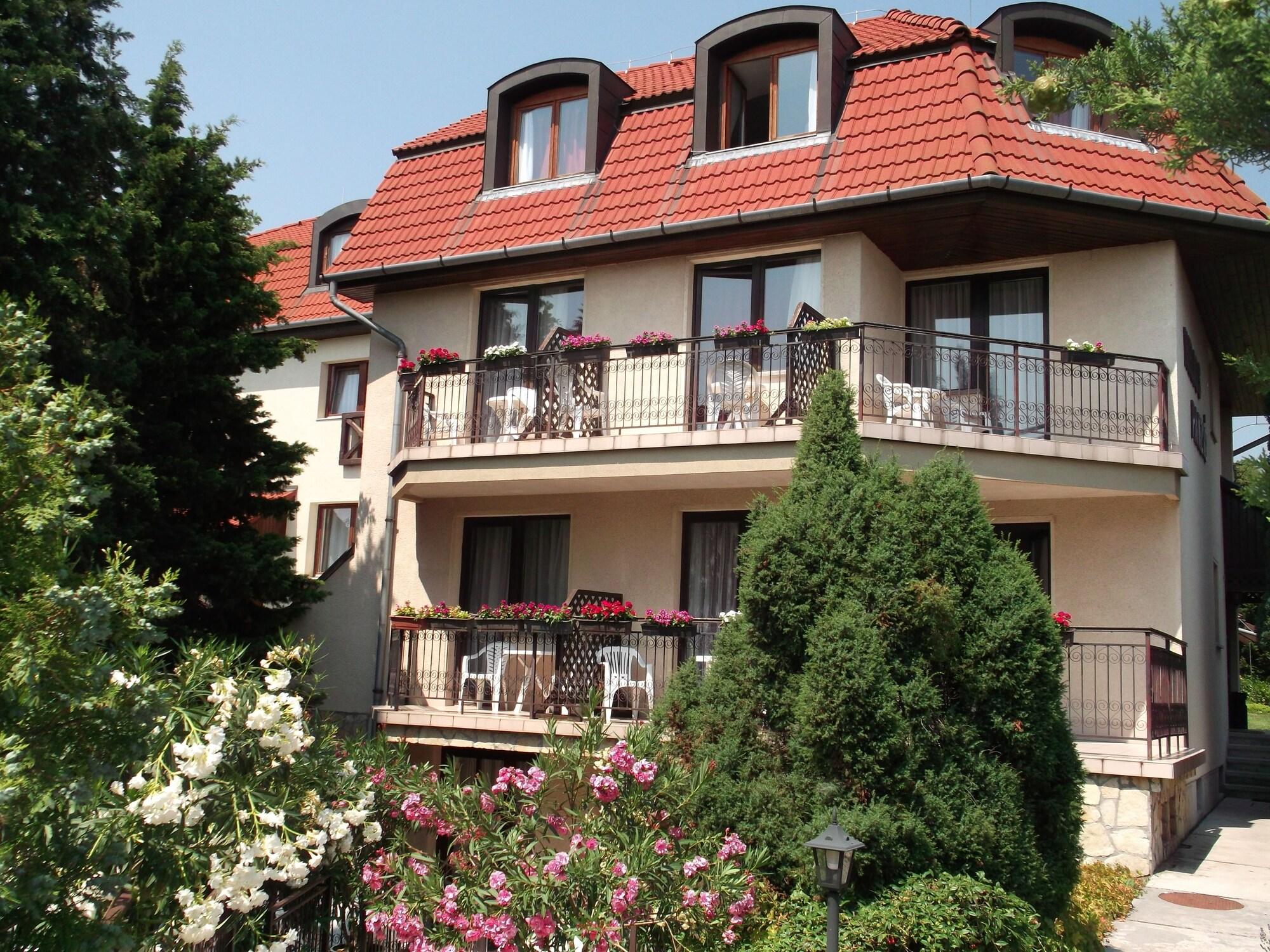 Vista Exterior Helios Hotel Pension