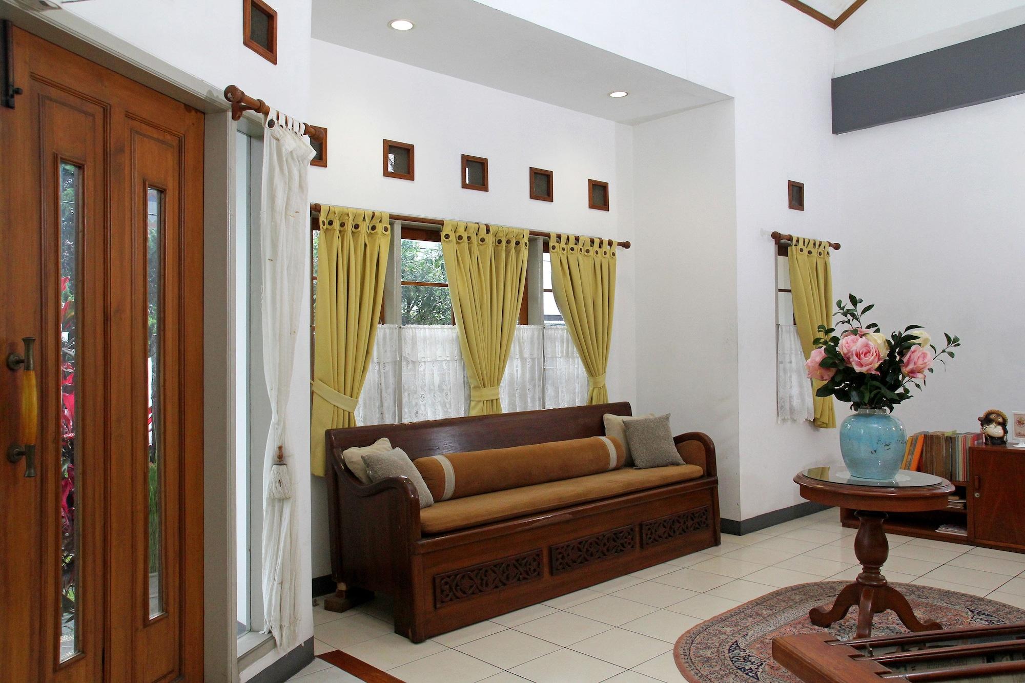 Vista Lobby Rumah Asri Bed And Breakfast