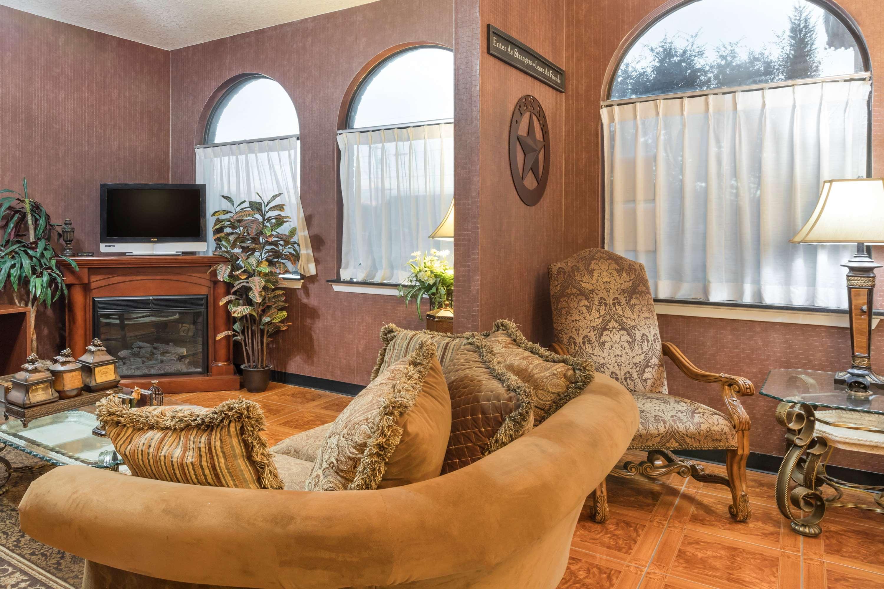 Vista Lobby Super 8 by Wyndham San Antonio at I-10
