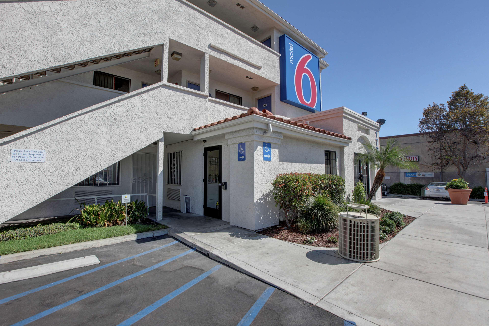 Vista Exterior Motel 6 Bellflower, CA - Los Angeles