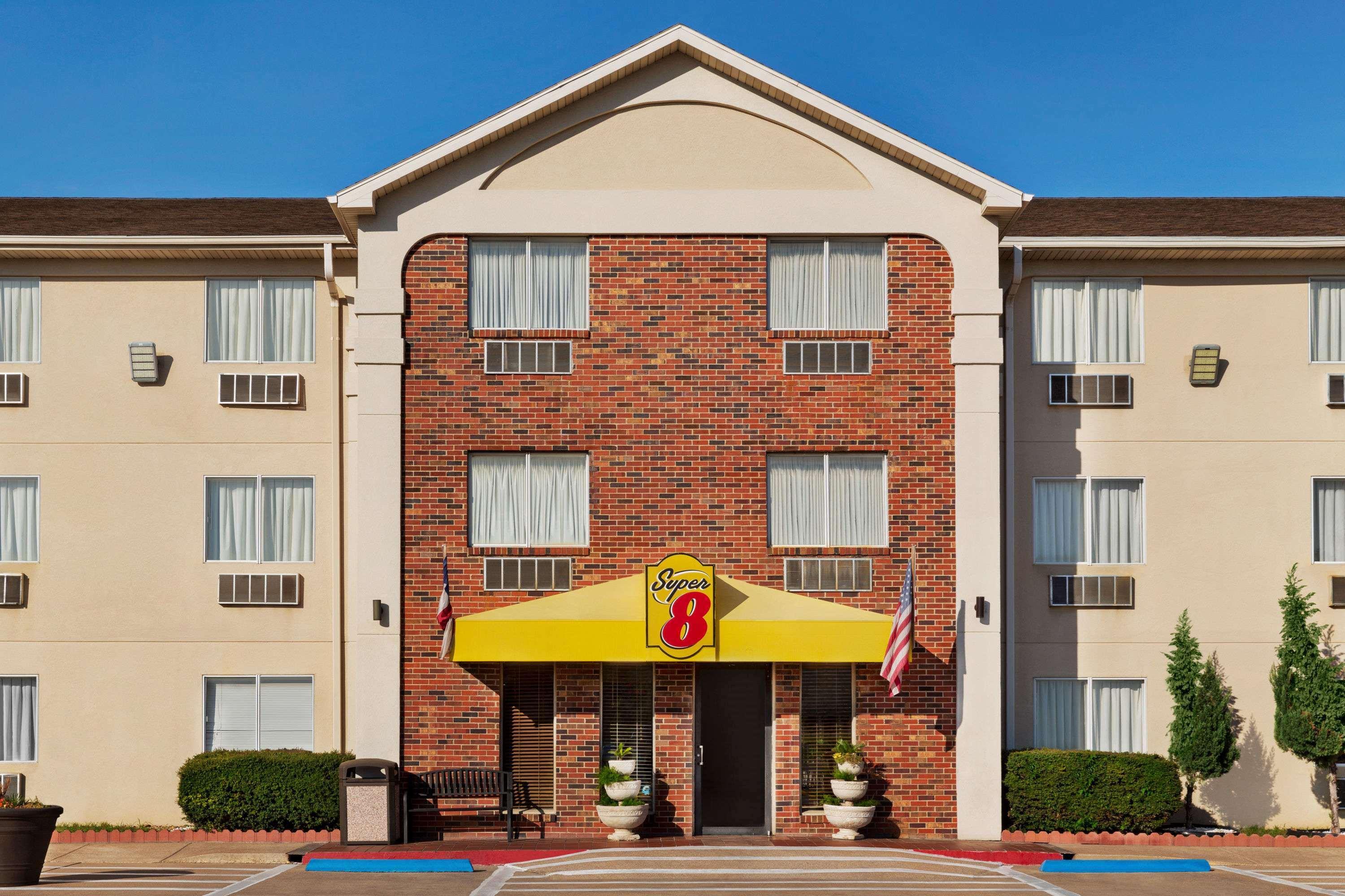 Vista Exterior Super 8 by Wyndham Waco University Area