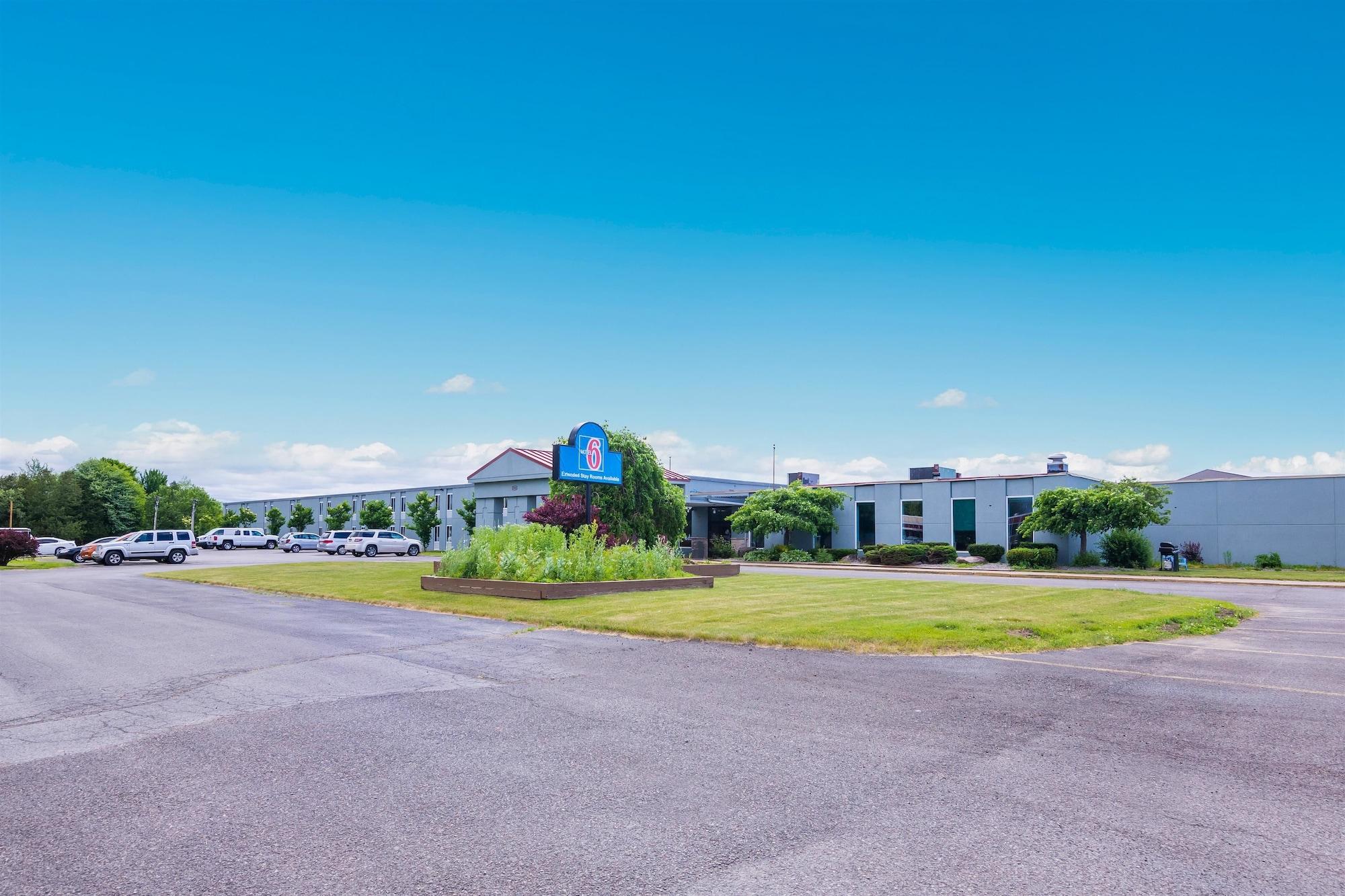 Vista Exterior Motel 6 Oriskany, NY