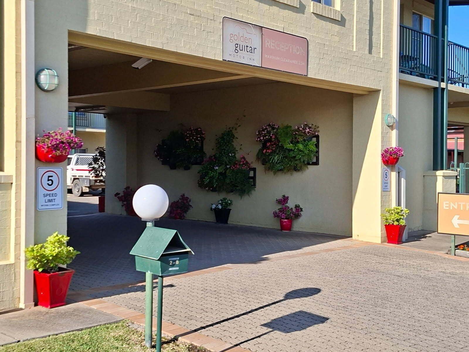 Vista Exterior Golden Guitar Motor Inn