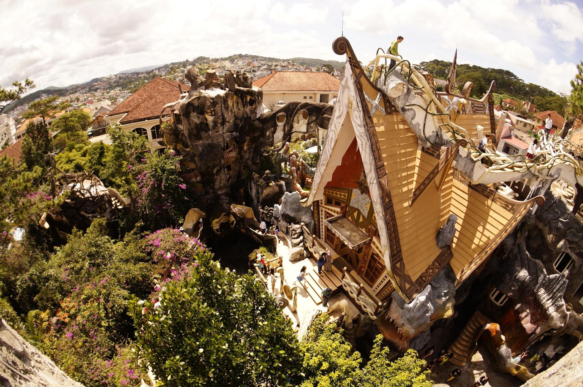 Varios Crazy House