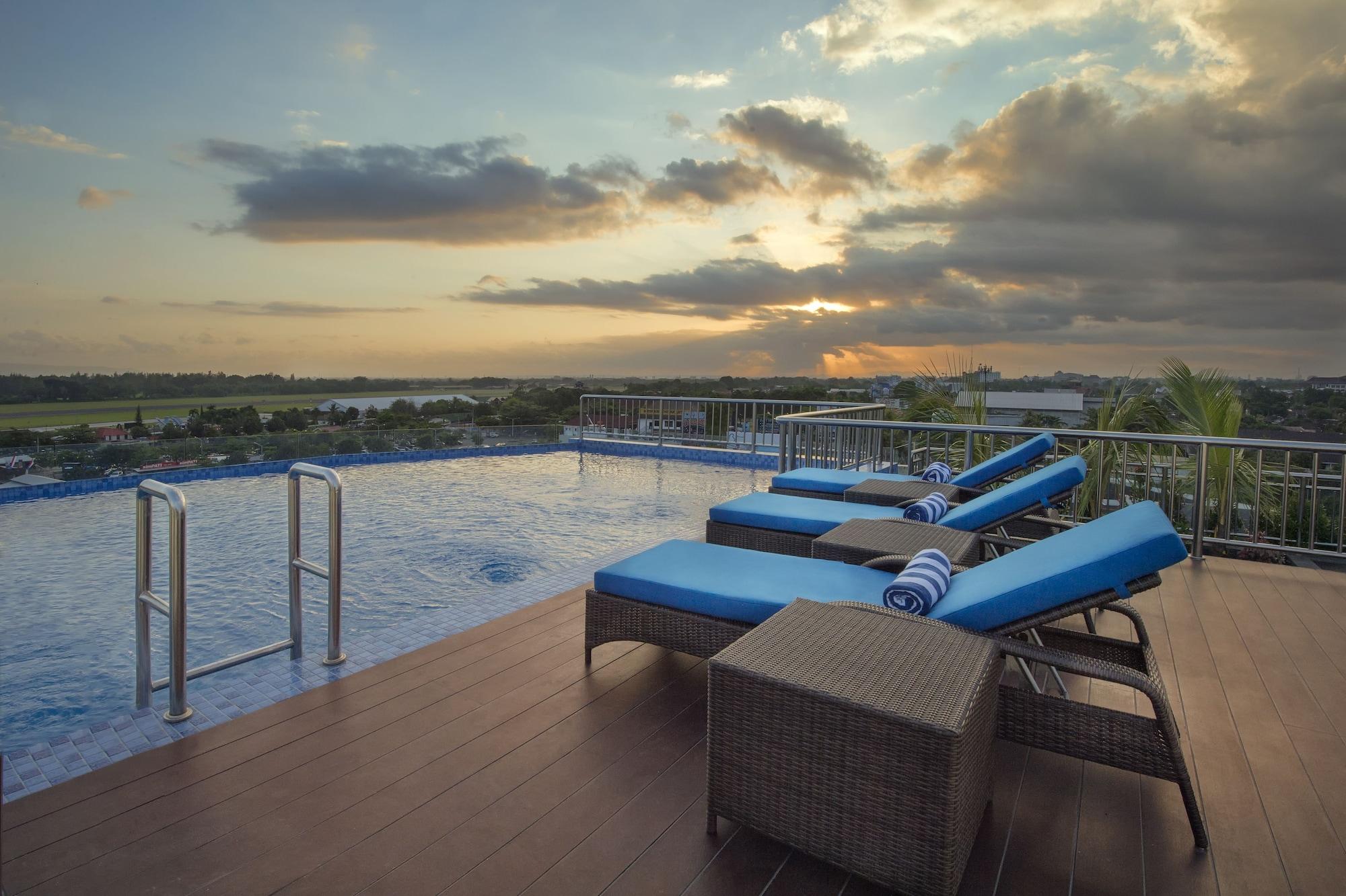 Vista Piscina Platinum Adisucipto Hotel & Conference