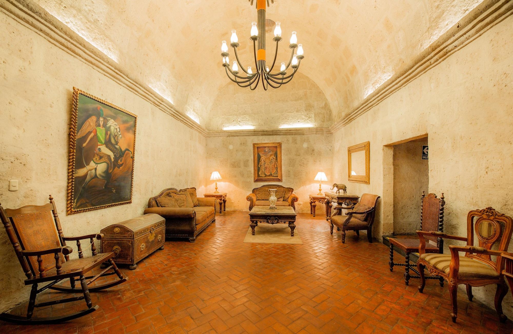 Vista Lobby Los Tambos - Colonial