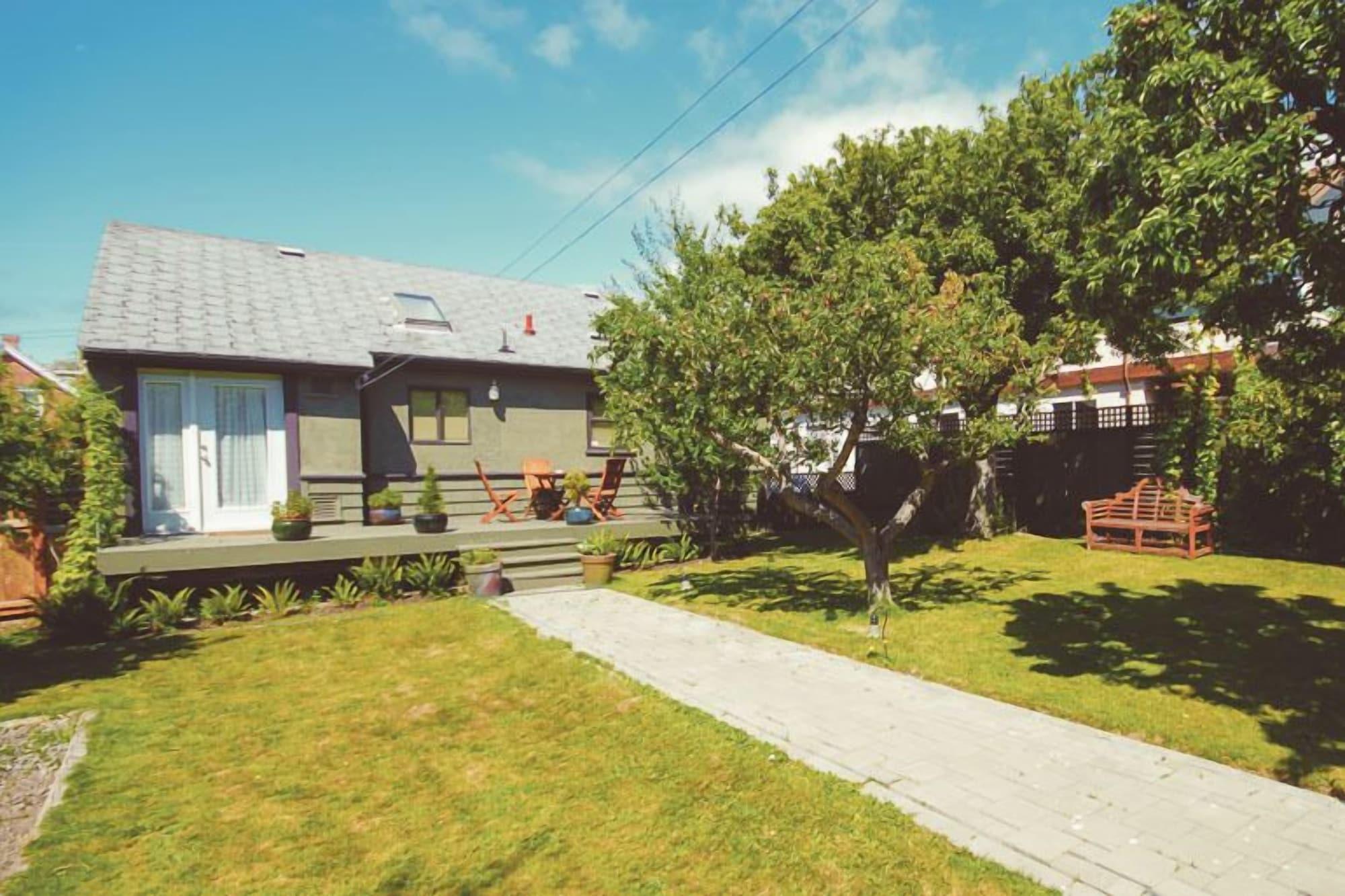 Vista Exterior Spinnakers Brewpub & Guesthouses