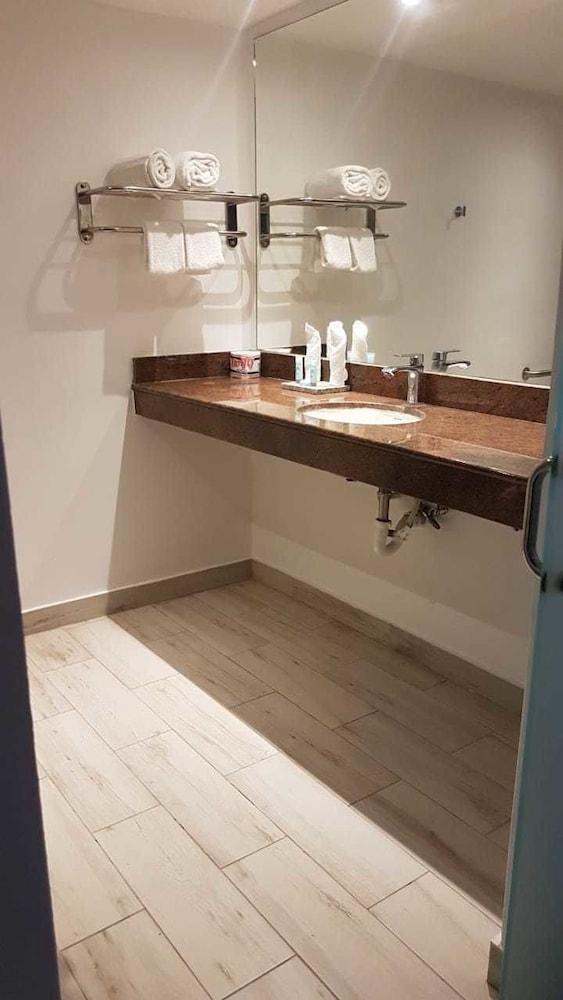 Hotel Royal Decameron Cornwall Beach