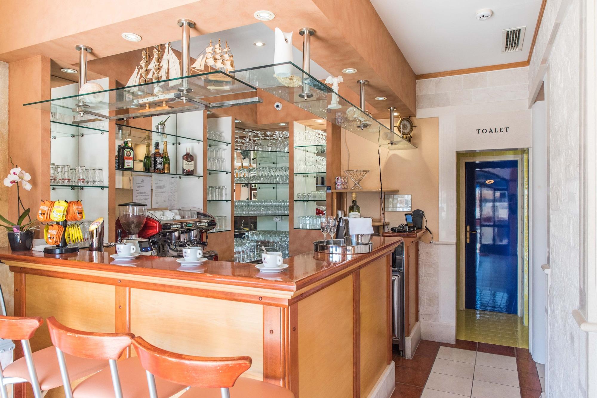 Bar/Salón Hotel Krilo