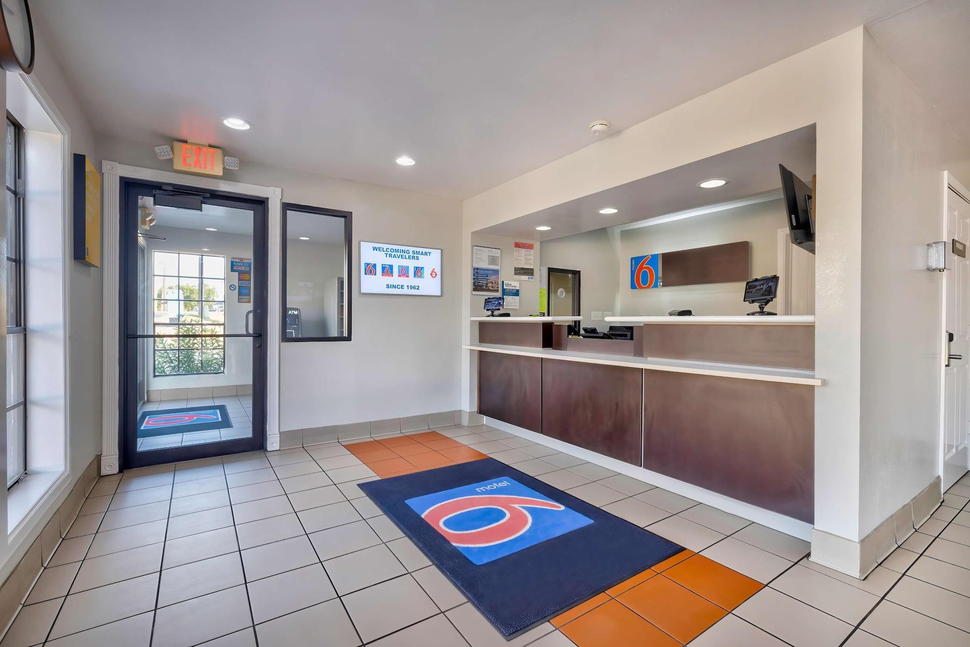 Vista Lobby Motel 6 Bryan, TX - College Station