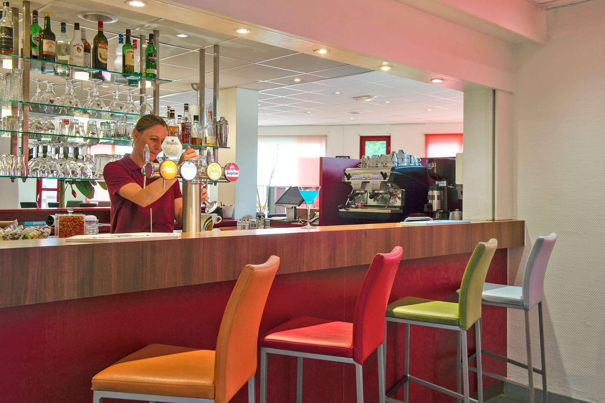 Bar/Salón The Originals City Hôtel Grand Stade Ascotel Lille