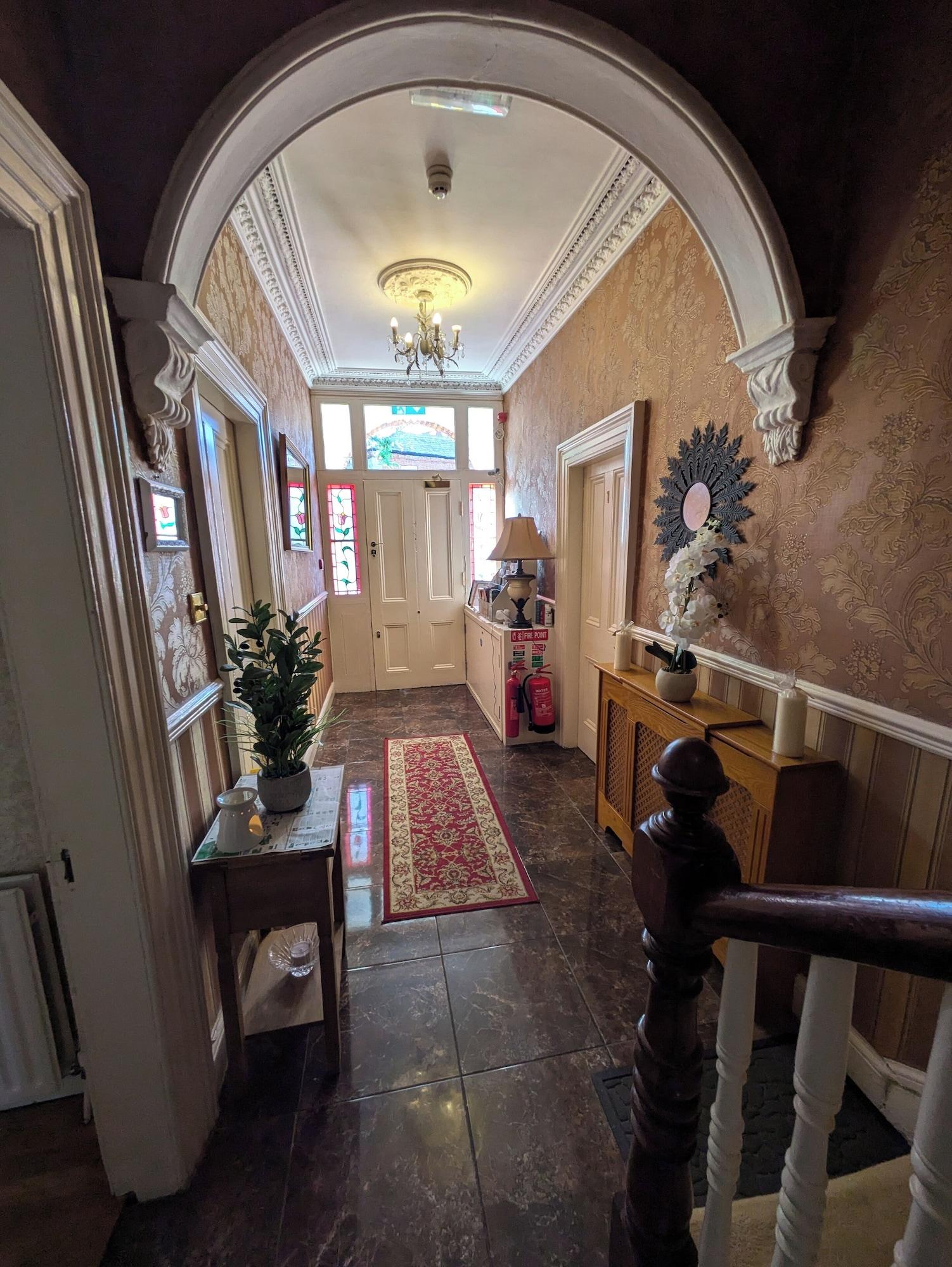 Varios Donnybrook Hall