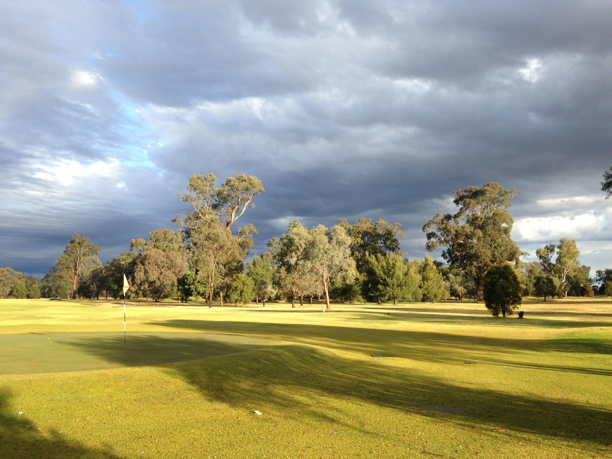 Campo de Golf Airlie House Motor Inn