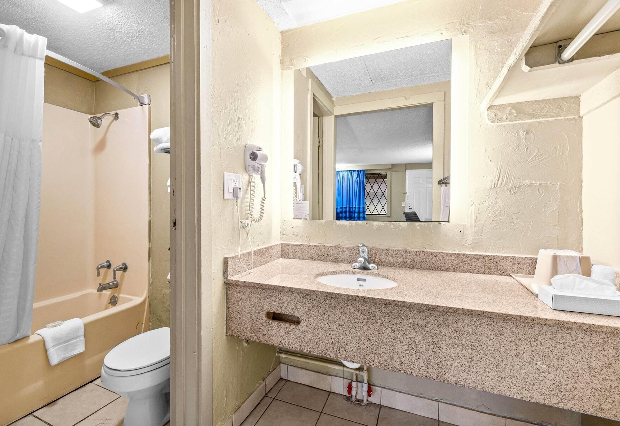 Equipamiento de Habitación Super 8 by Wyndham Lantana West Palm Beach
