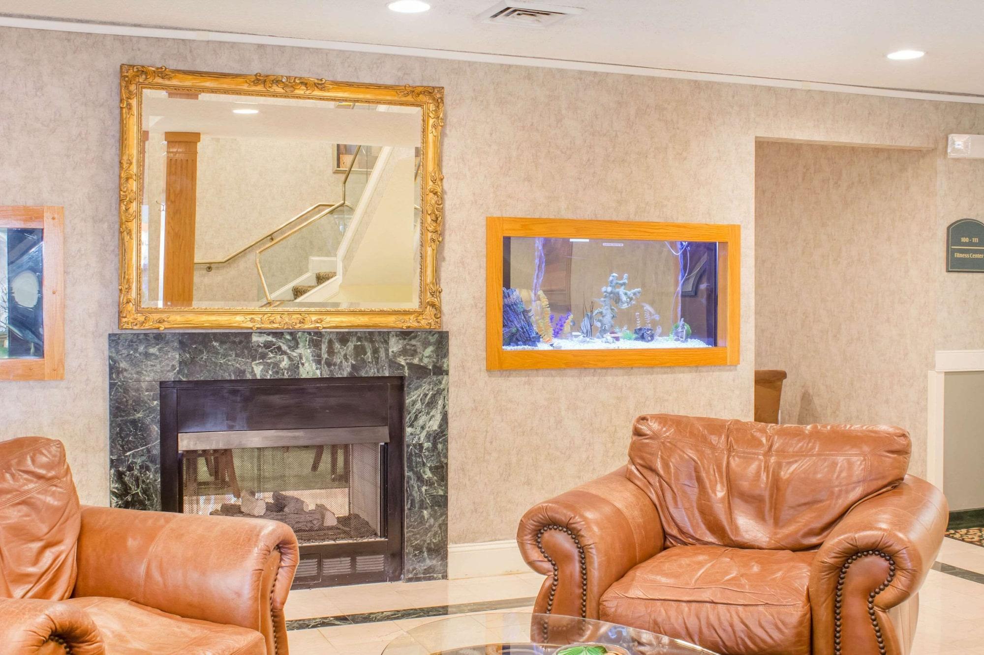 Vista Lobby Econo Lodge Raleigh near Walnut Creek Amphitheatre