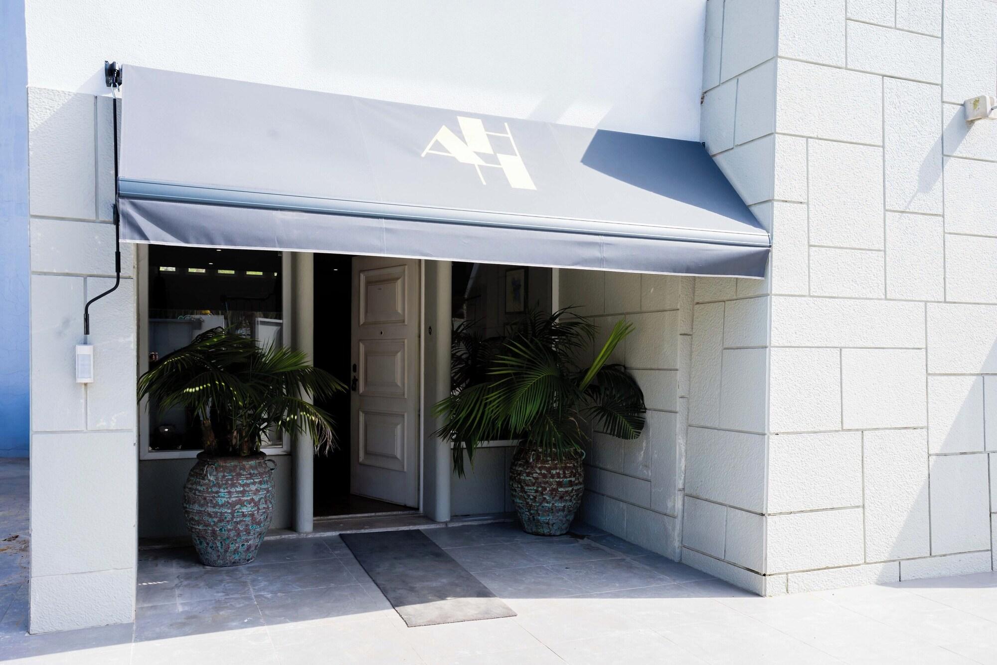 Varios Avenue Hill Hotel