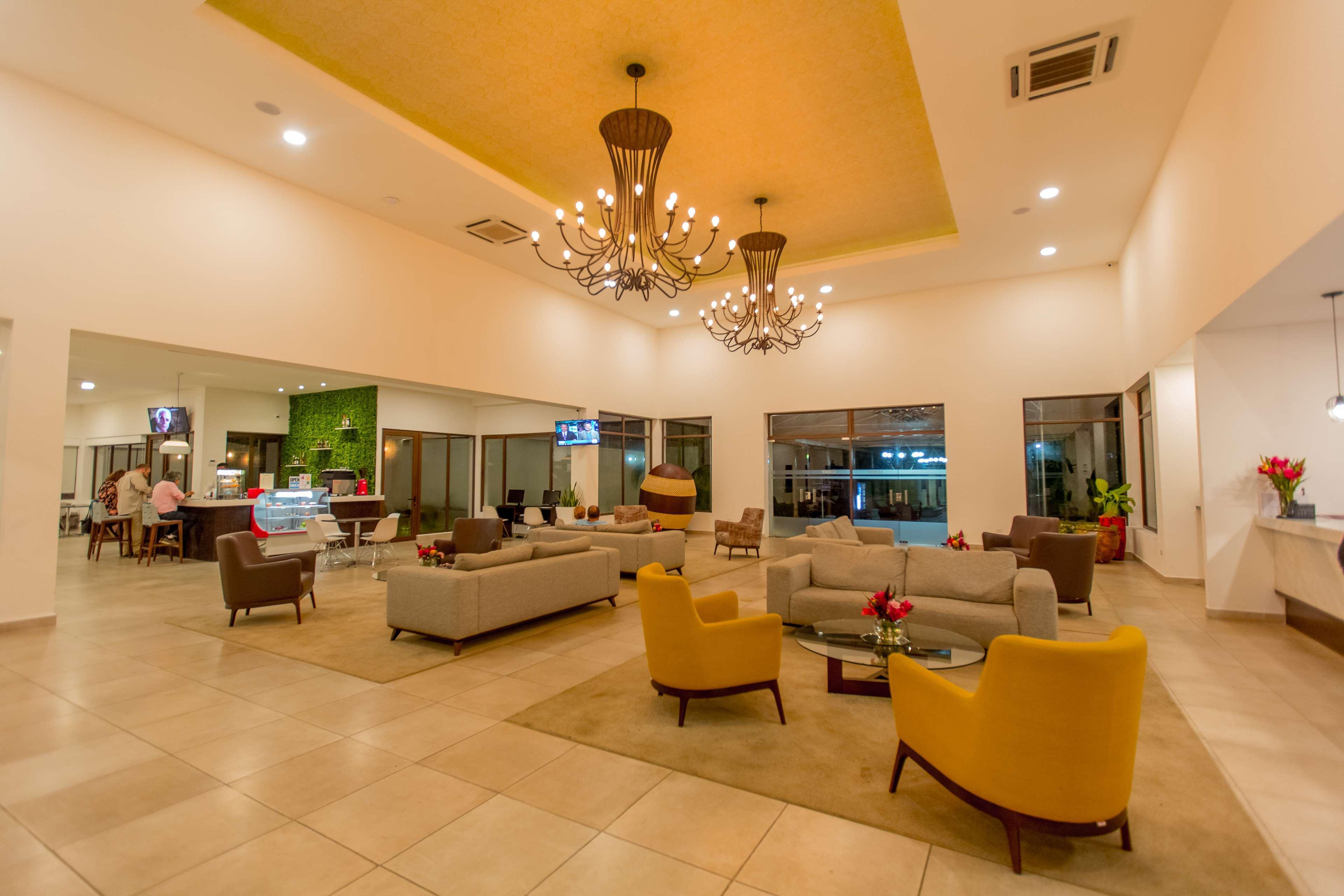 Vista Lobby Best Western Las Mercedes Airport