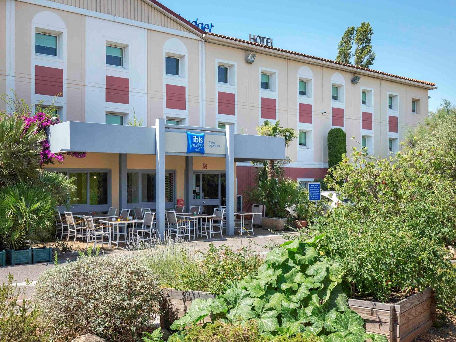 Vista Exterior ibis budget Fréjus Saint-Raphaël Capitou A8