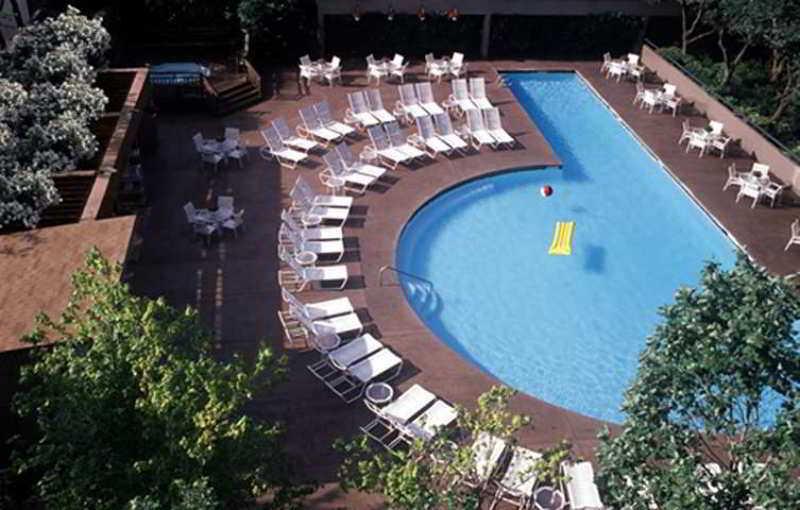 Vista da piscina DoubleTree by Hilton Hotel & Suites Houston by the Galleria