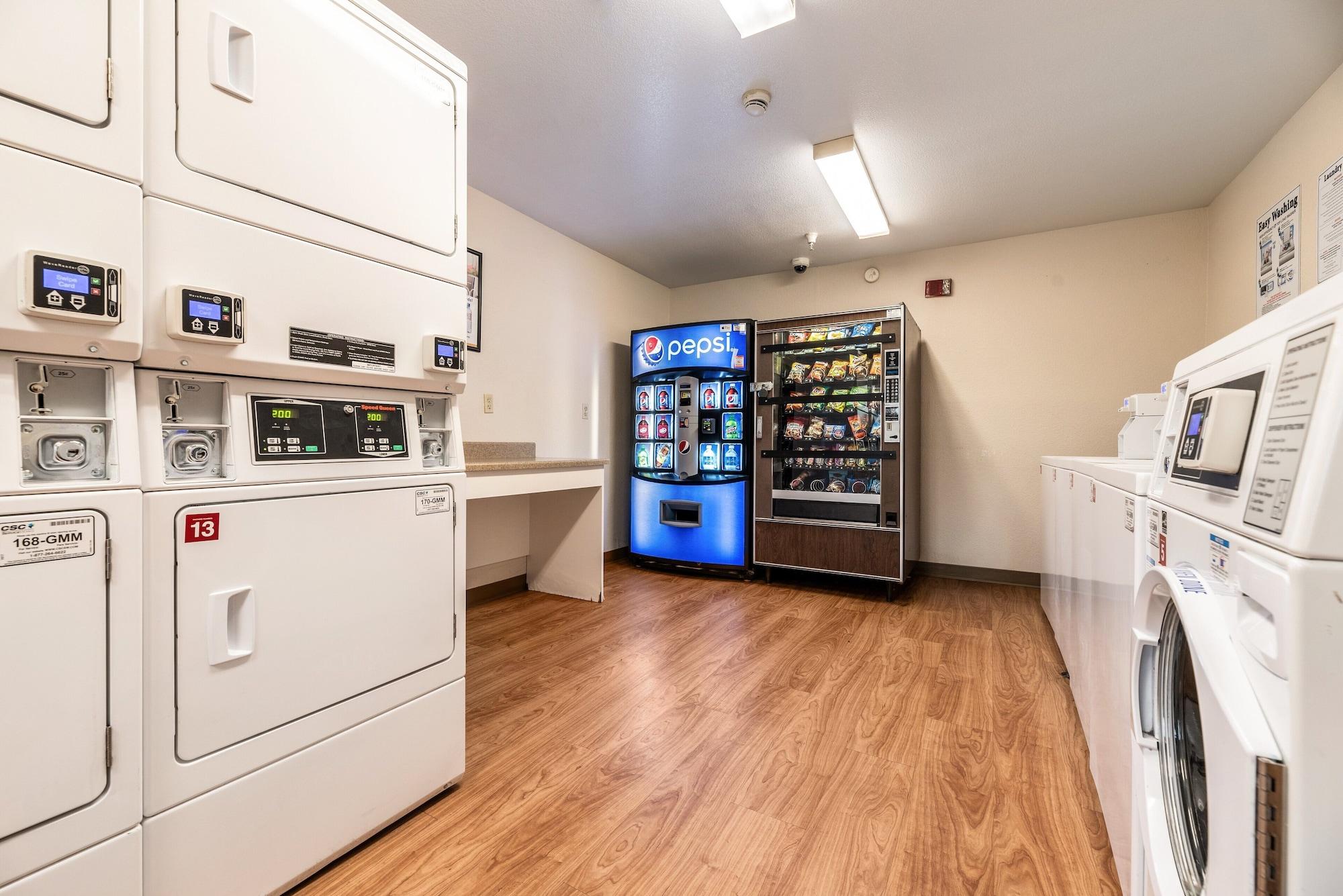 Comodidades del Alojamiento HomeTowne Studios by Red Roof Fresno - West