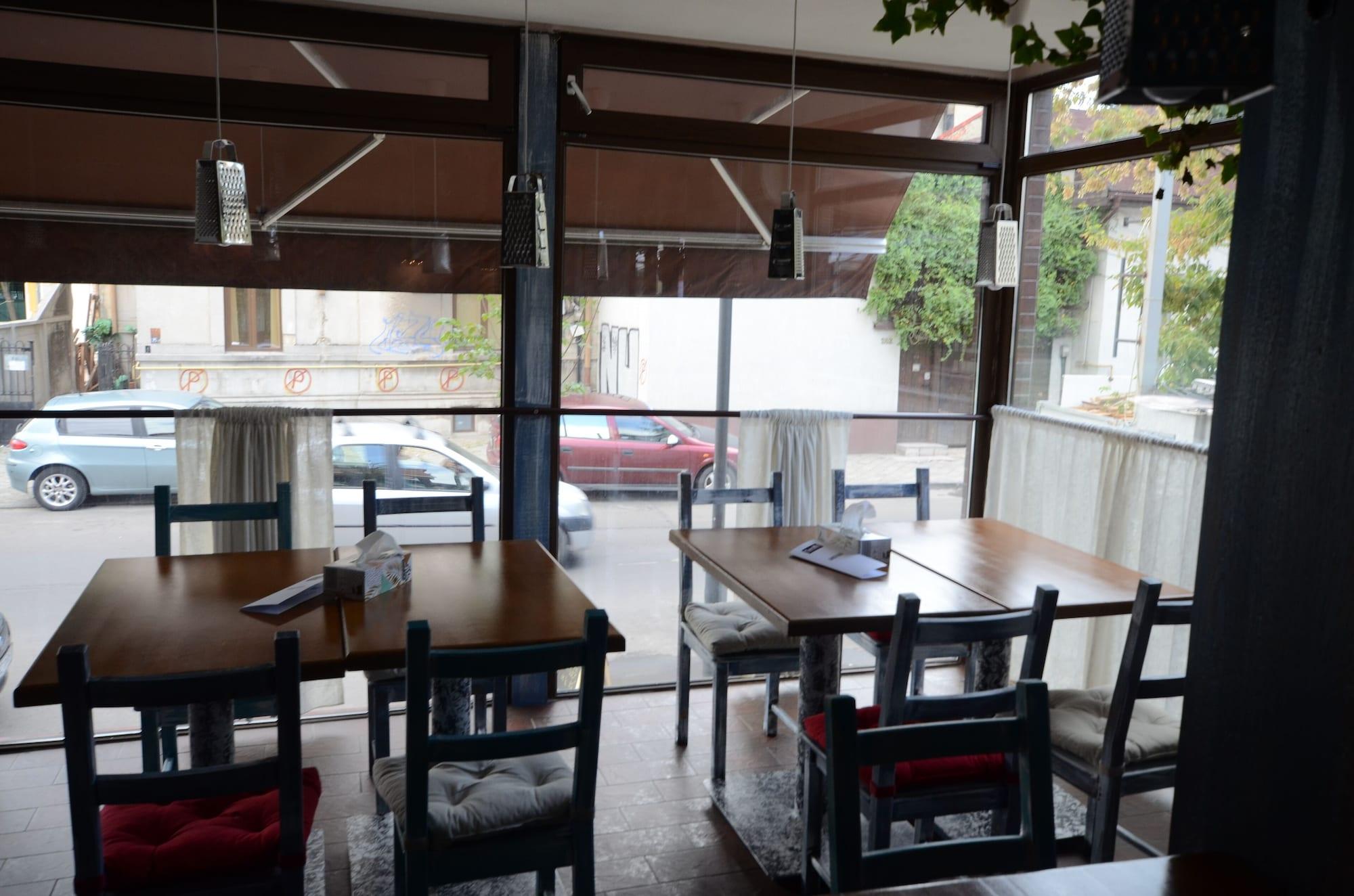 Restaurant Uptown Residence Apartments