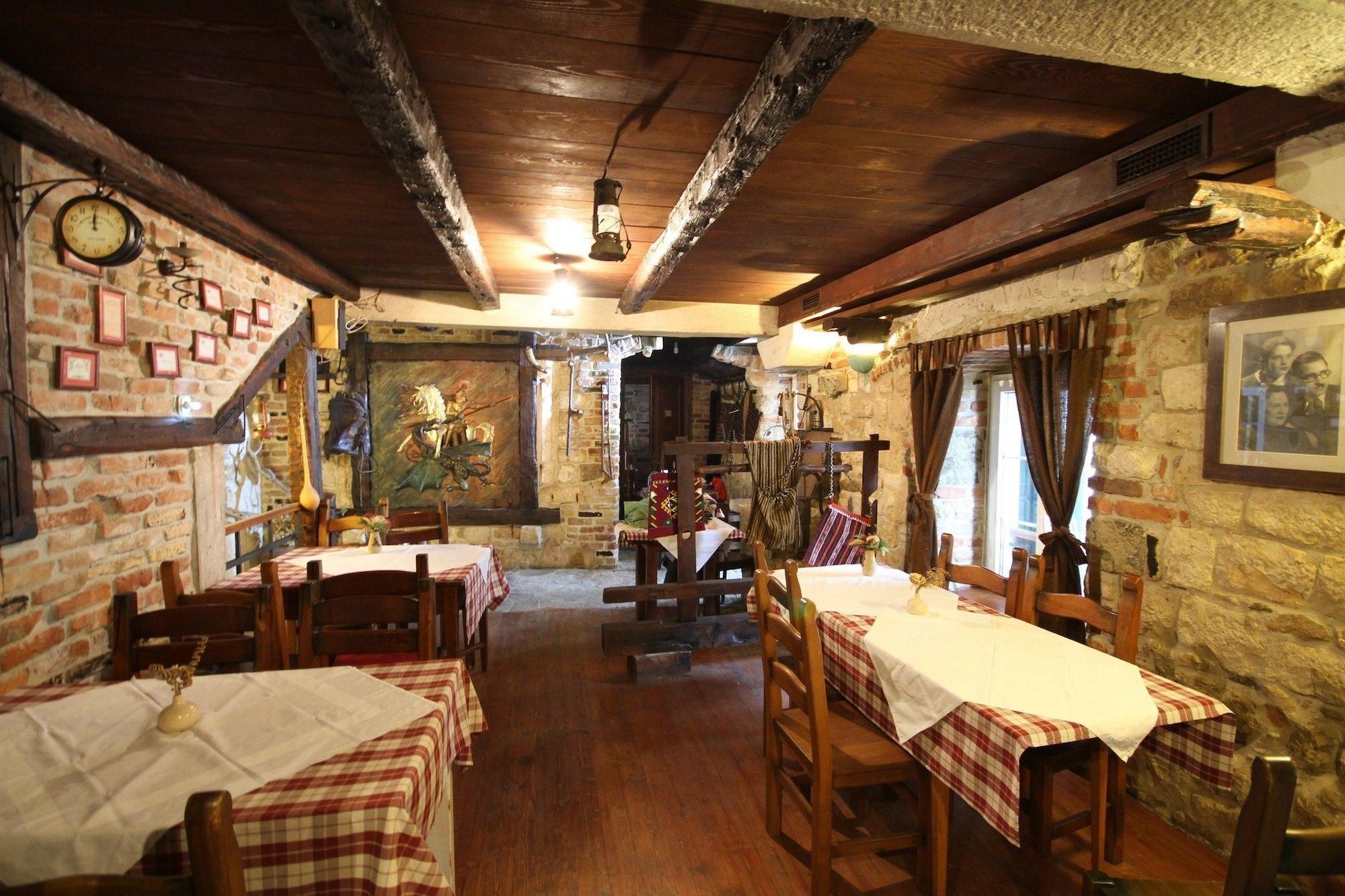 Restaurant XIV Century rooms