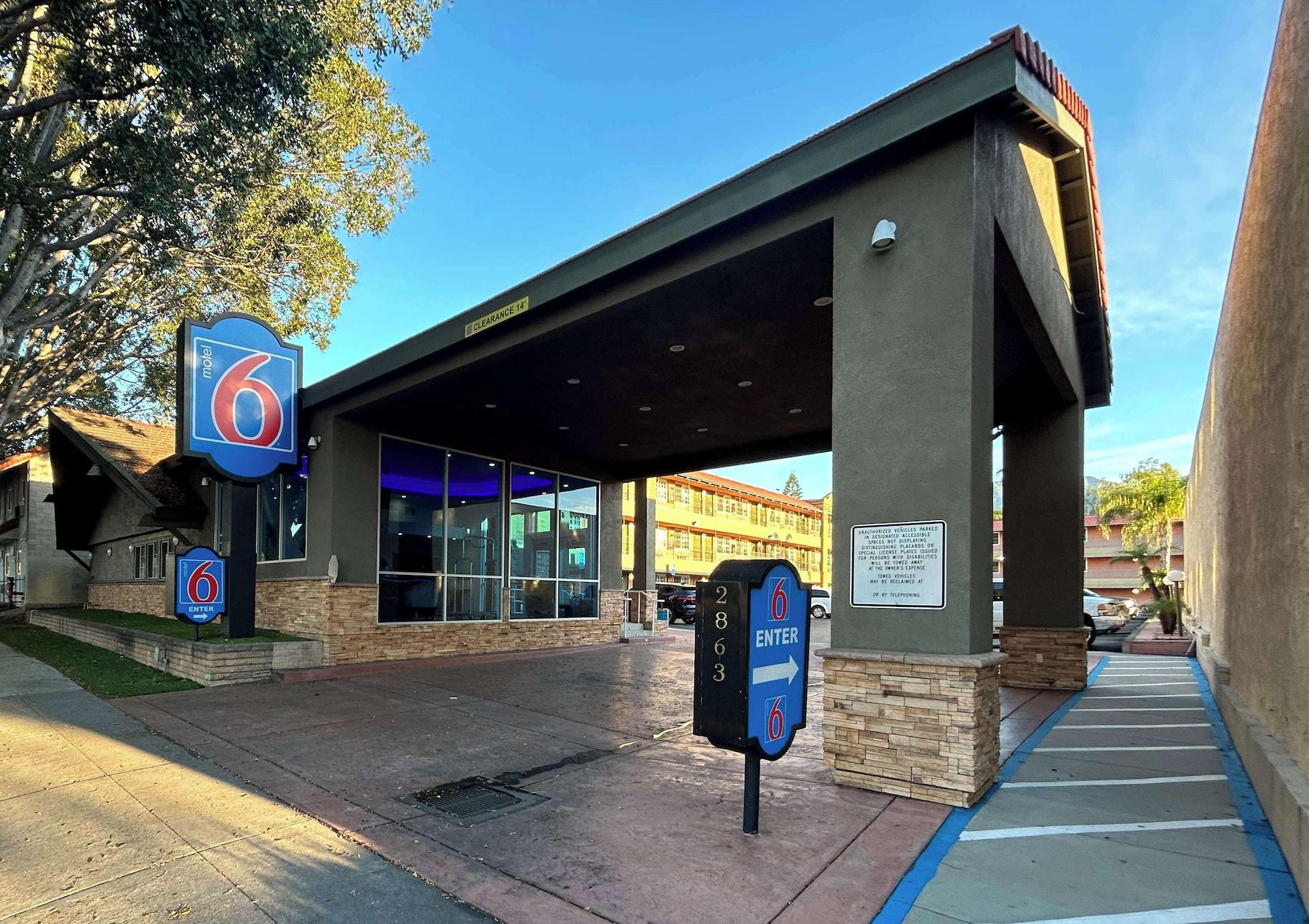 Vista Exterior Motel 6 Pasadena, CA – Old Town Pasadena Area