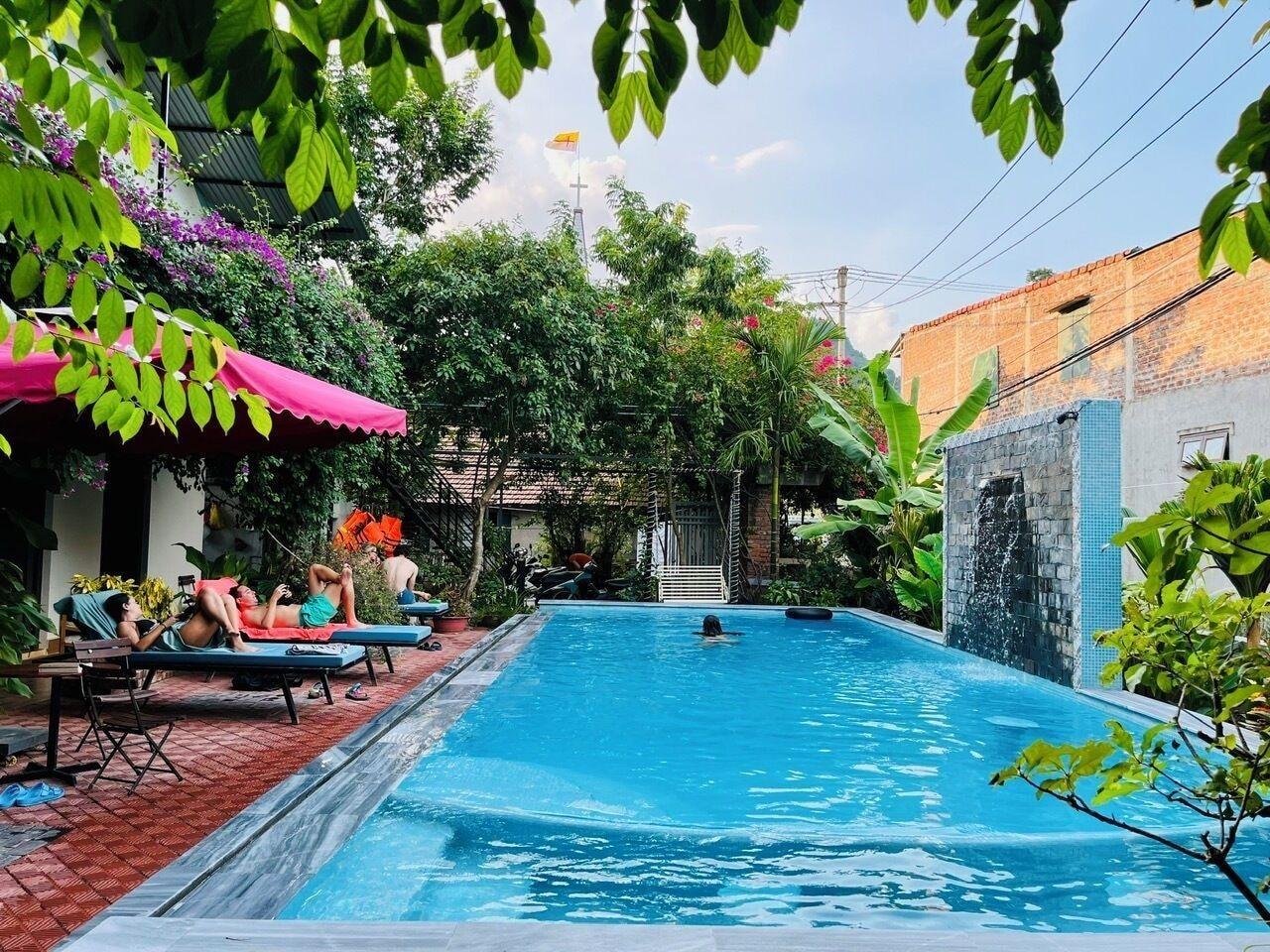 Vista Piscina Funny Monkeys Homestay