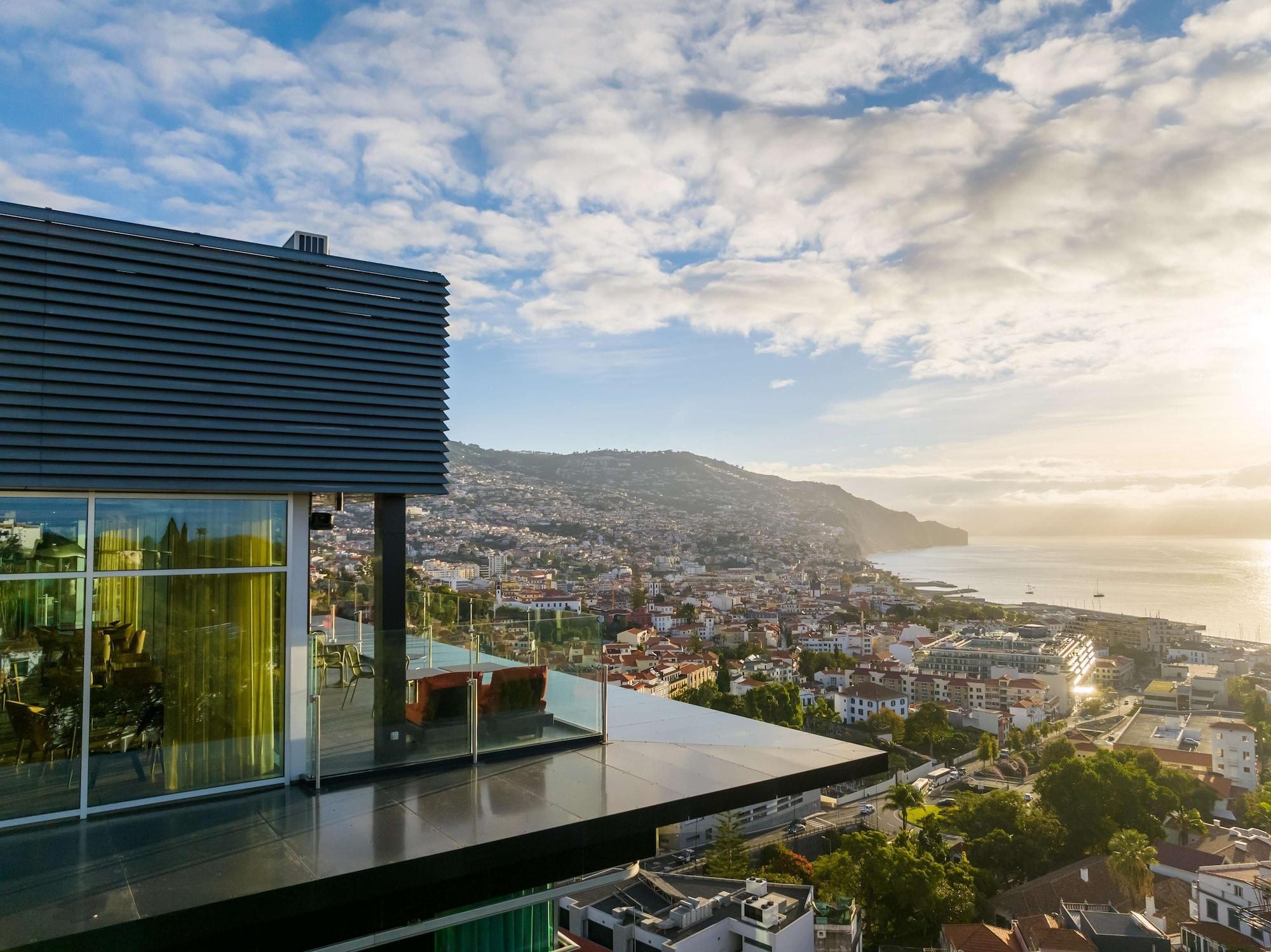 Vista da fachada The Views Baia - Adults Only