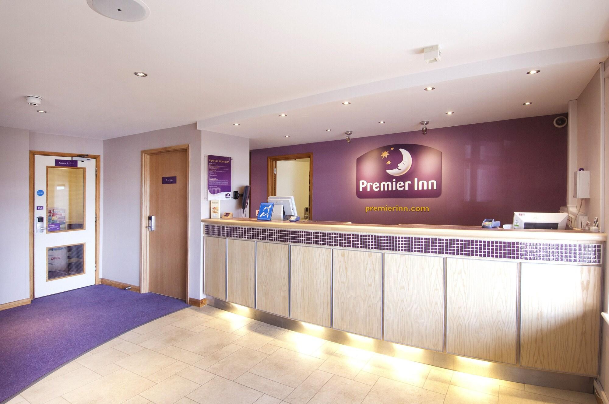 Vista Lobby Premier Inn Poole Centre - Holes Bay