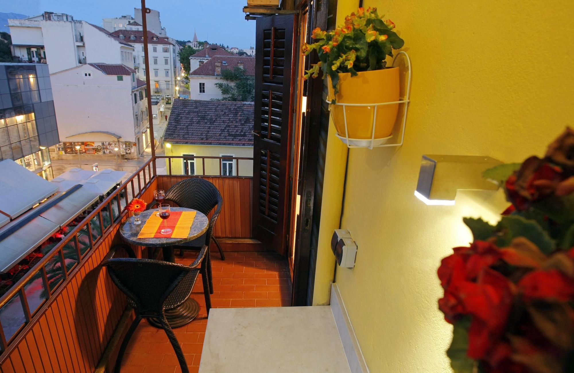 Vista Exterior Apartments Marmont