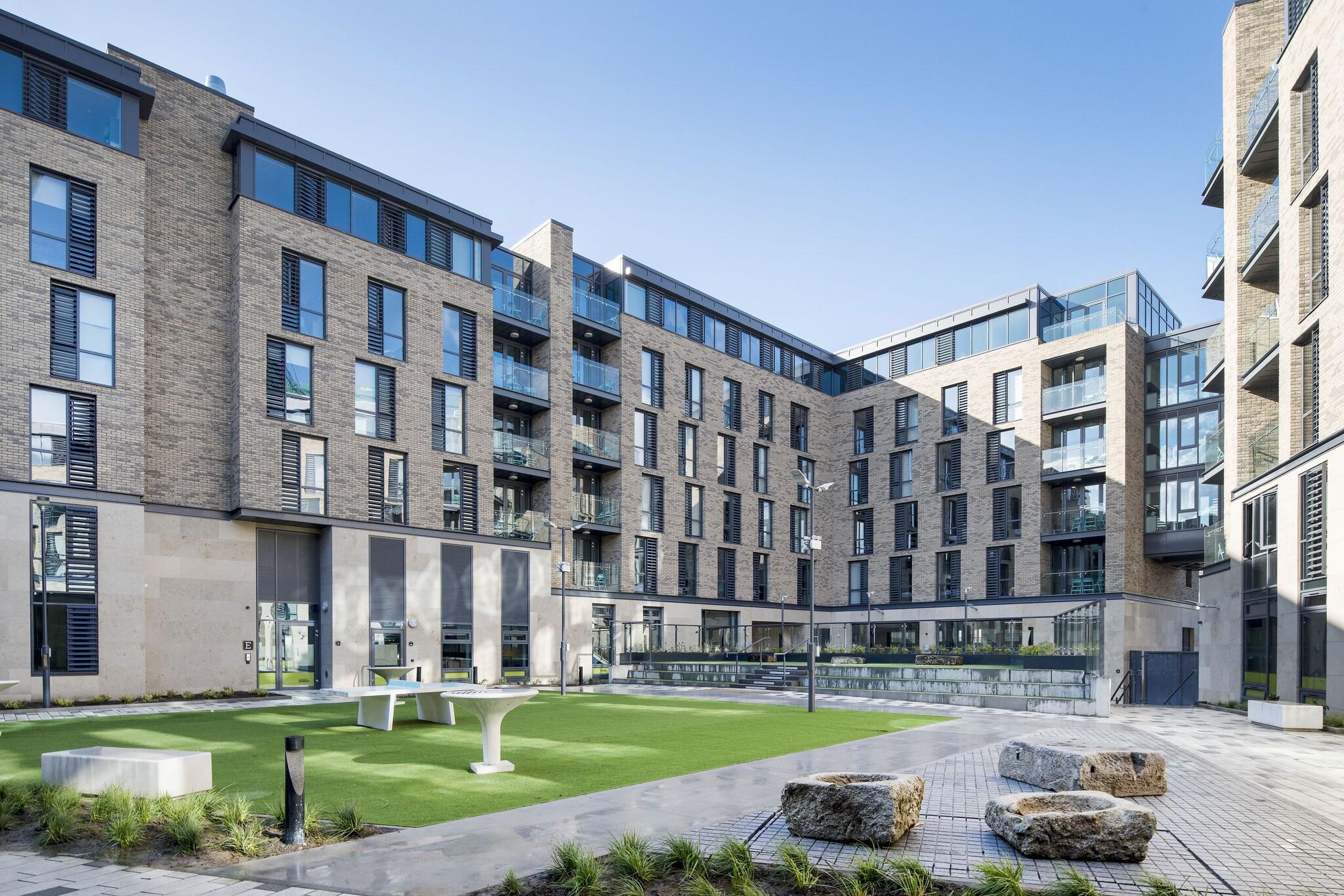 Vista Exterior Destiny Student - New Mill