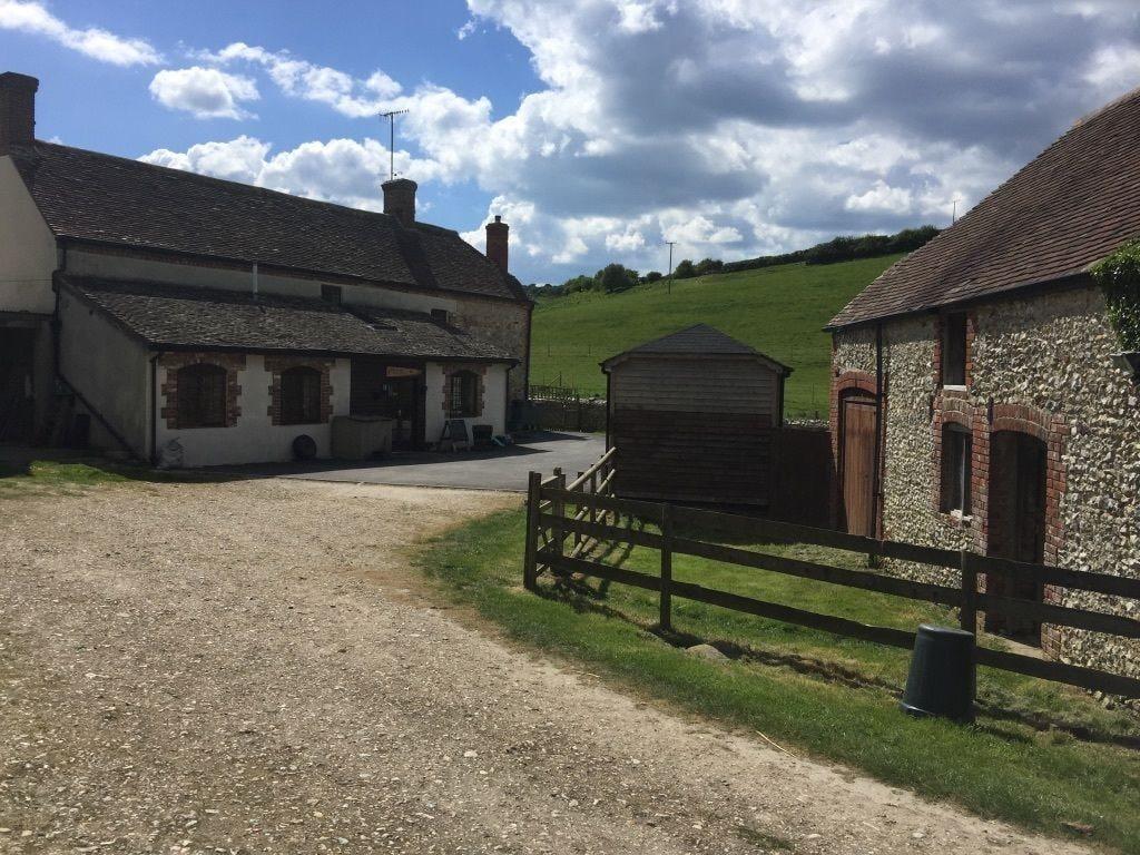 Varios Belhuish Farmhouse