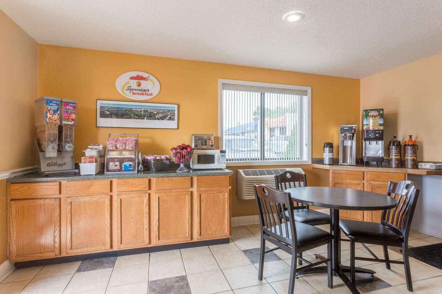 Restaurant Super 8 by Wyndham Dumfries/Quantico