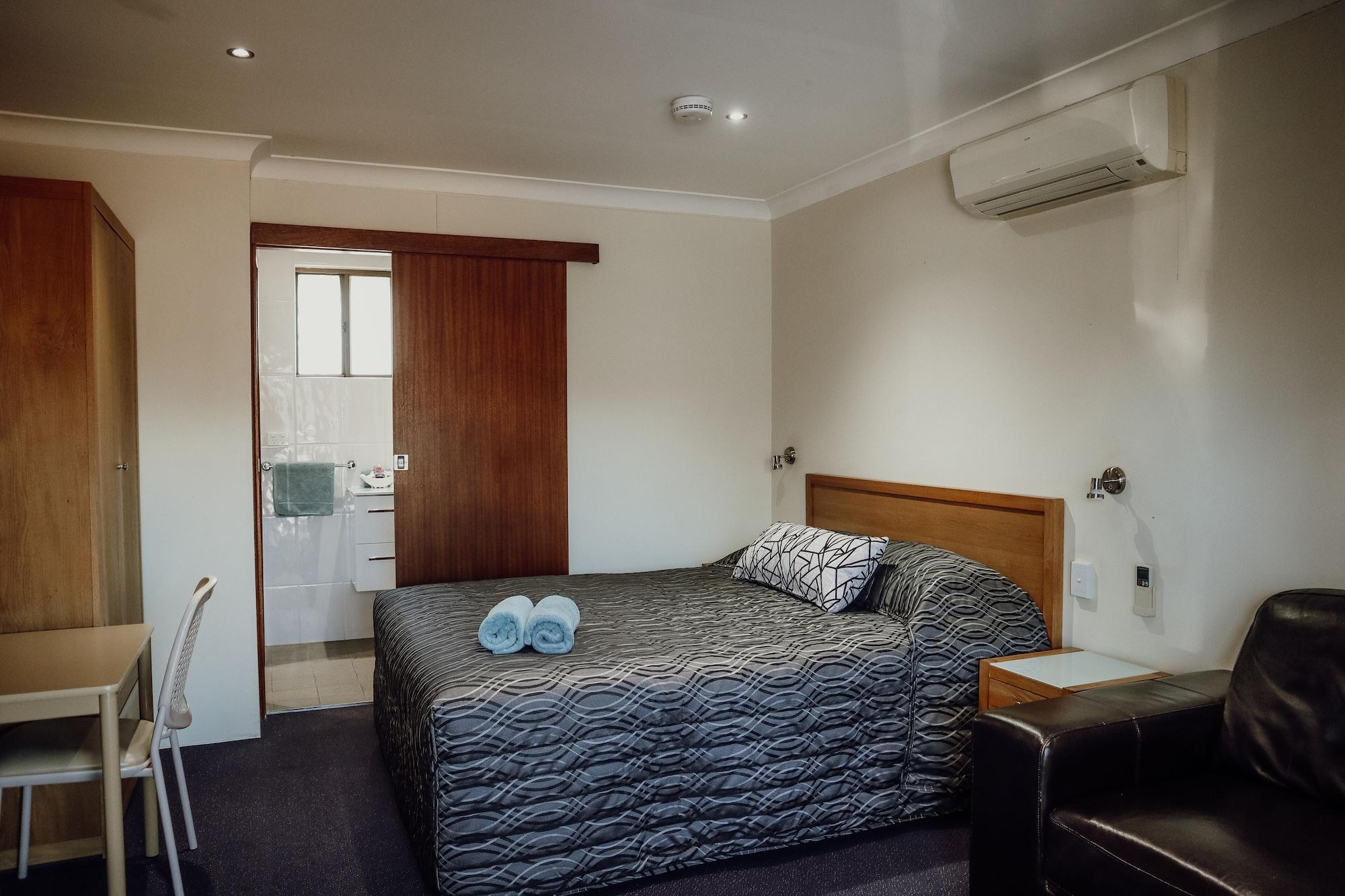 Varios Denman Motor Inn