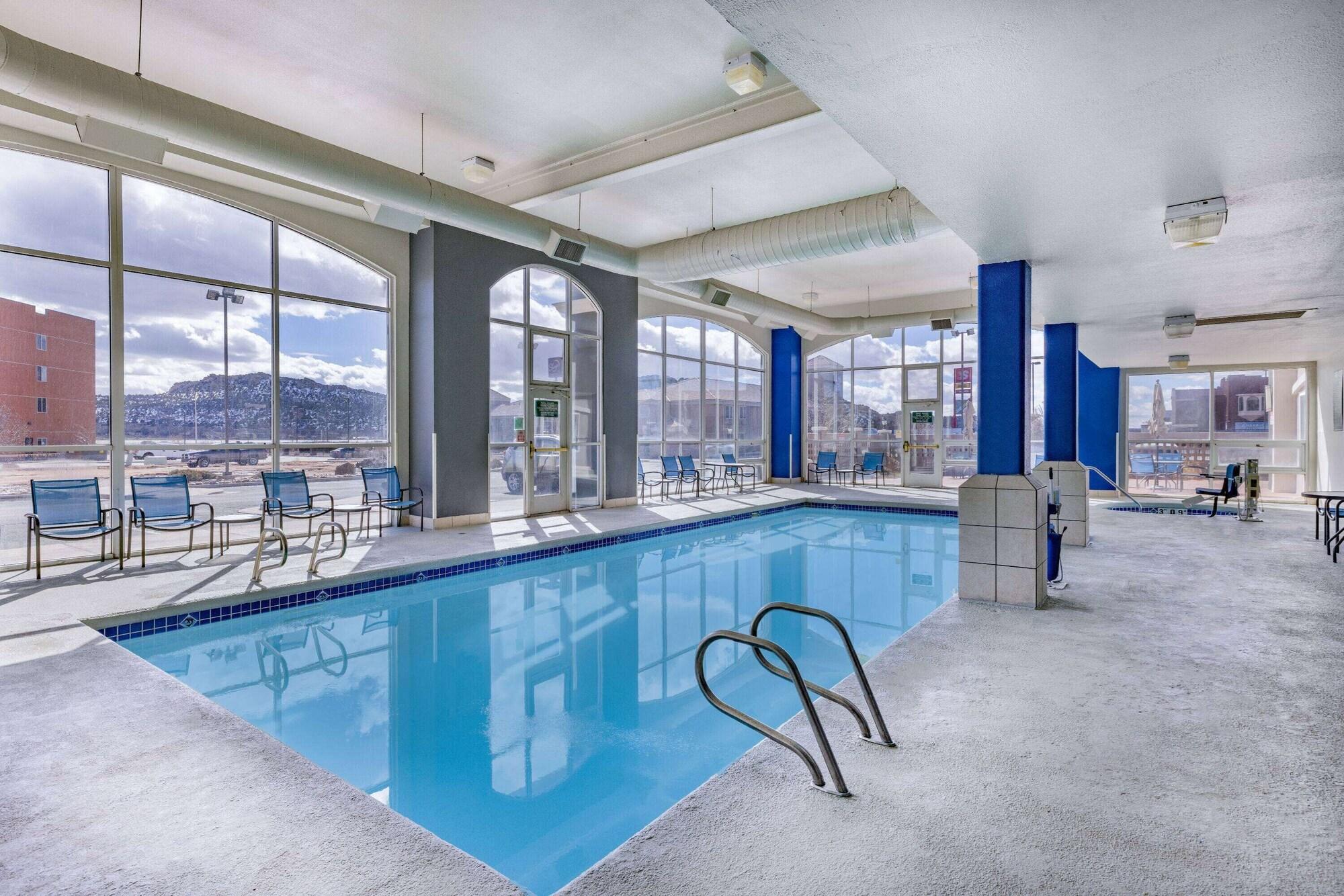 Vista Piscina La Quinta Inn & Suites by Wyndham Gallup