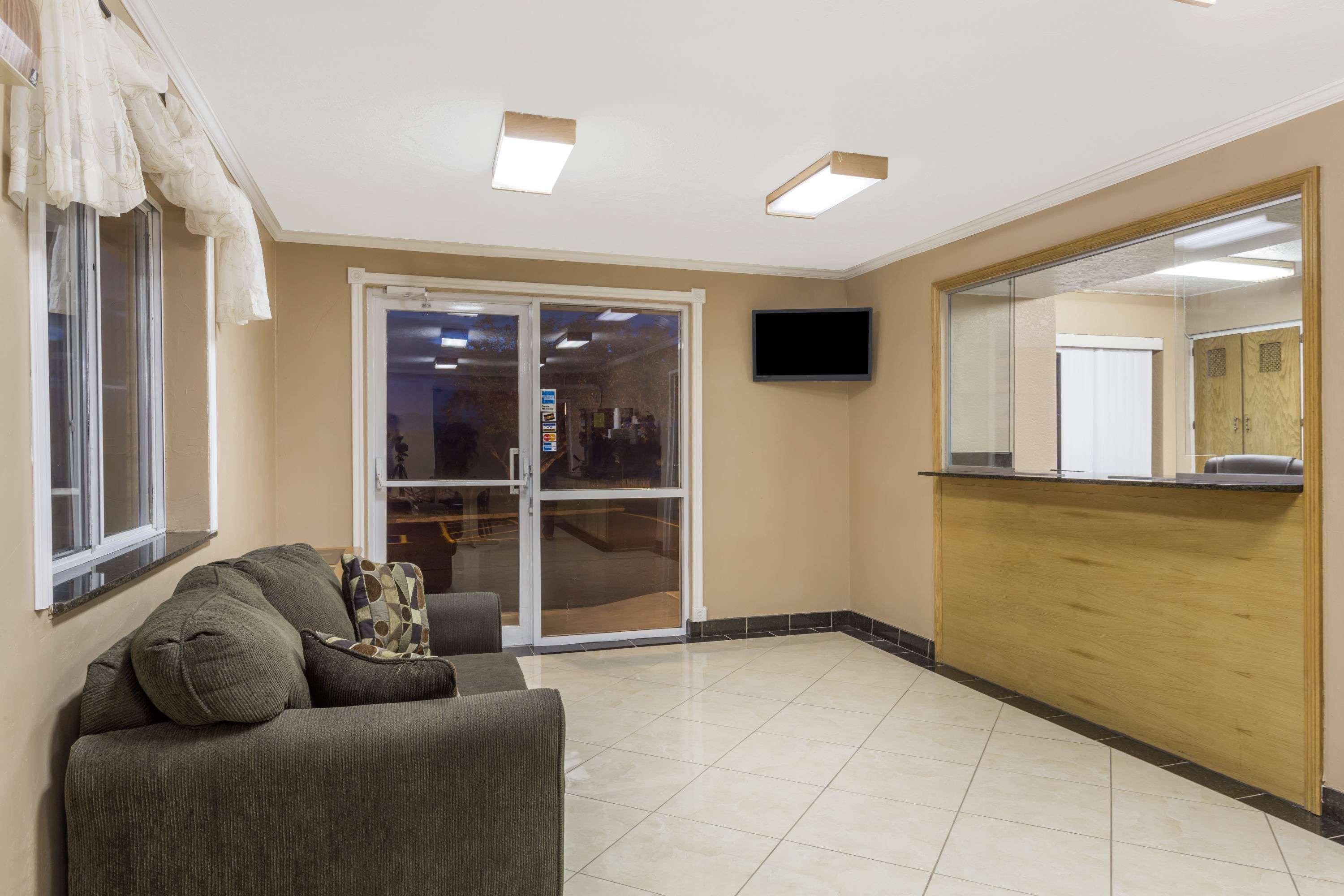 Vista Lobby Super 8 by Wyndham Nephi