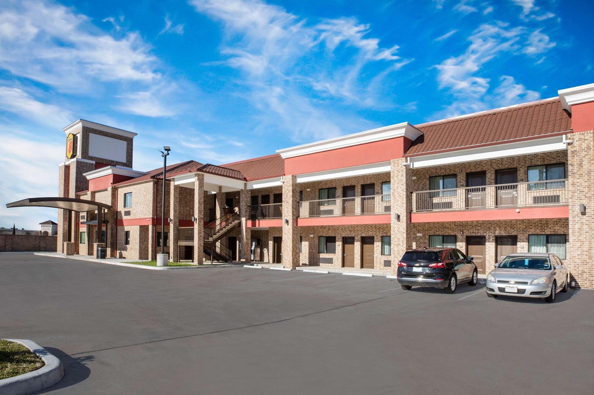 Vista Exterior Super 8 by Wyndham Humble/Fallcreek/Houston