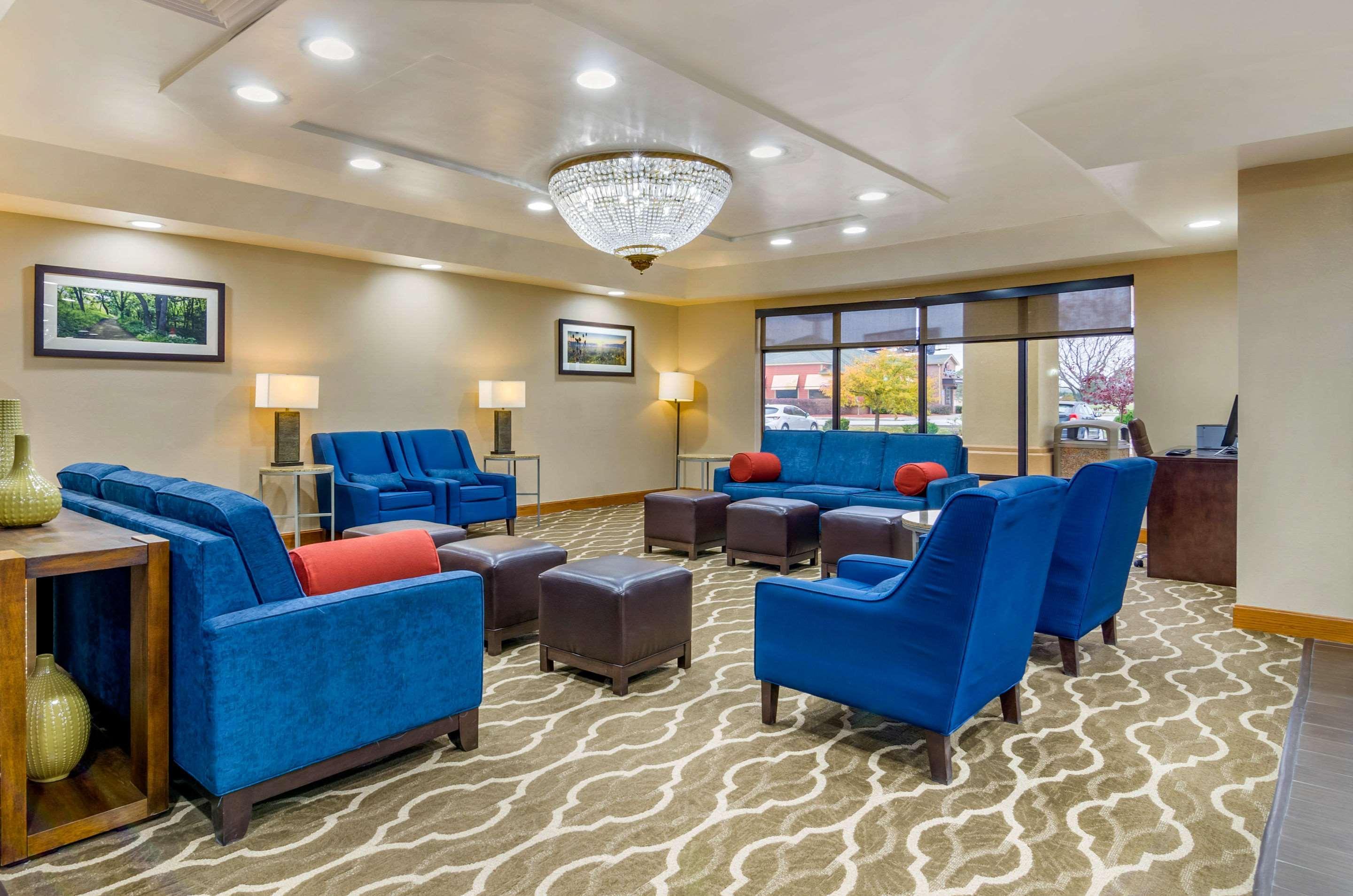 Vista Lobby Comfort Inn Ottawa