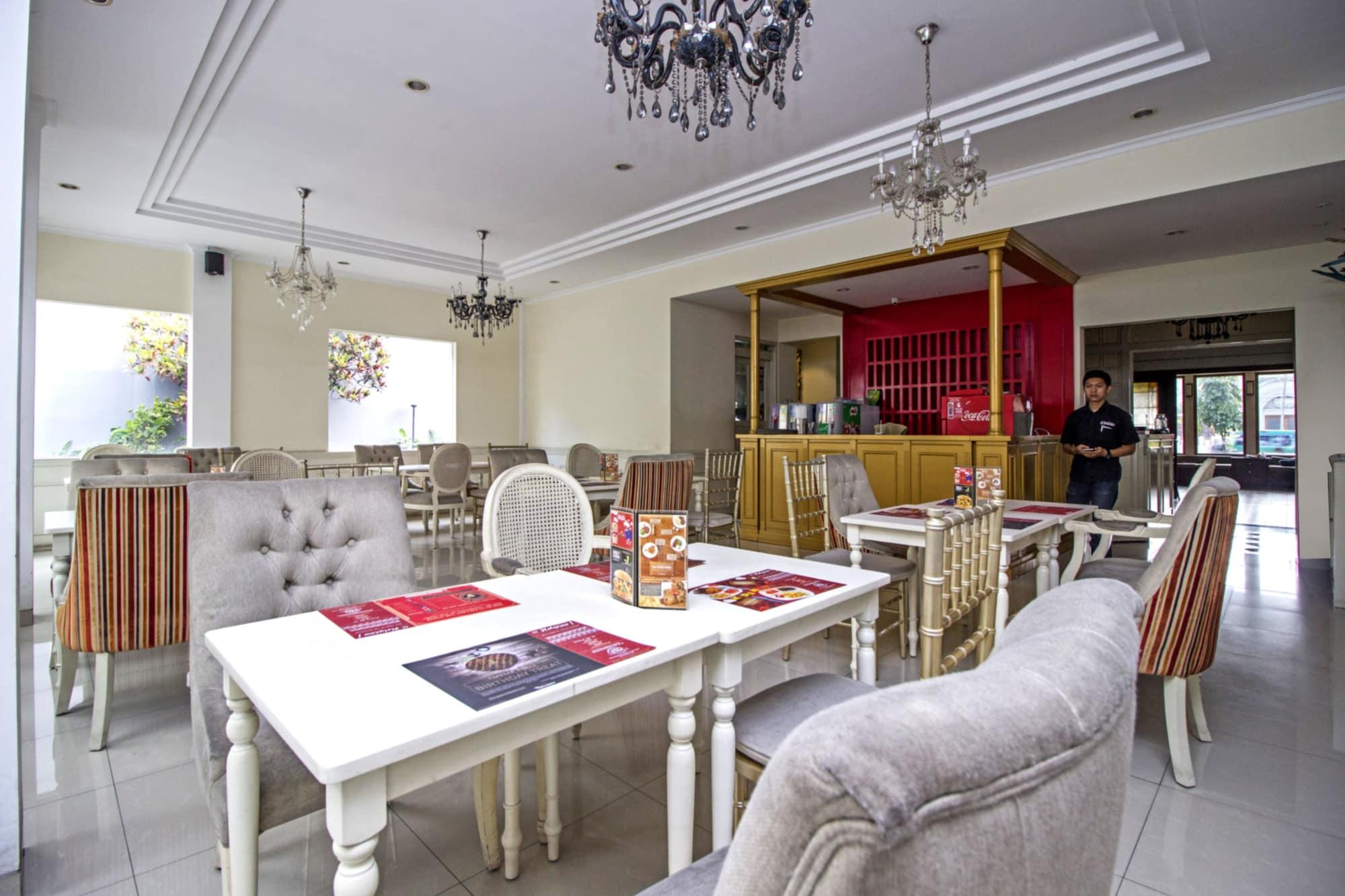 Varios Residences by RedDoorz near Rumah Mode