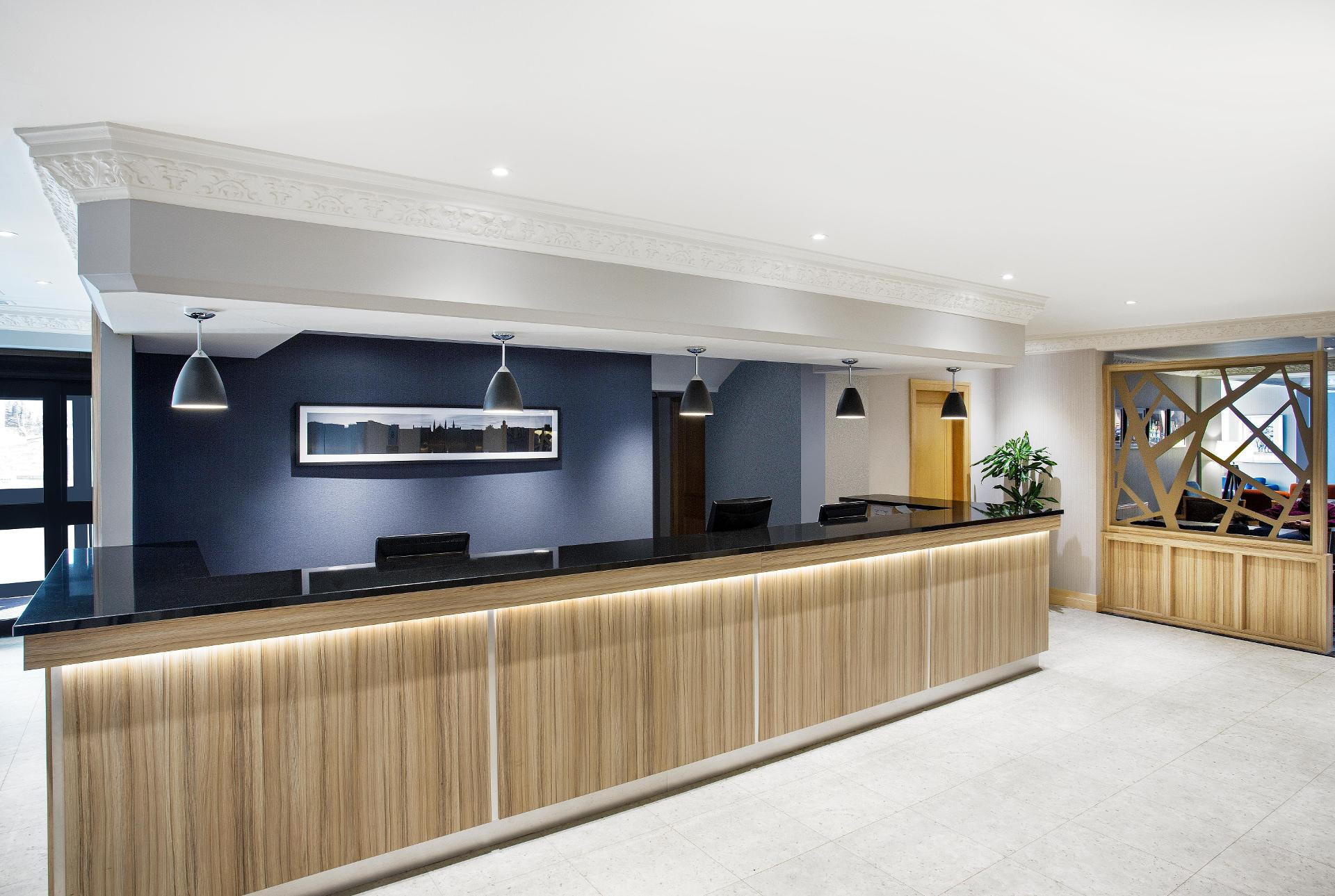 Vista Lobby Leonardo Hotel Inverness