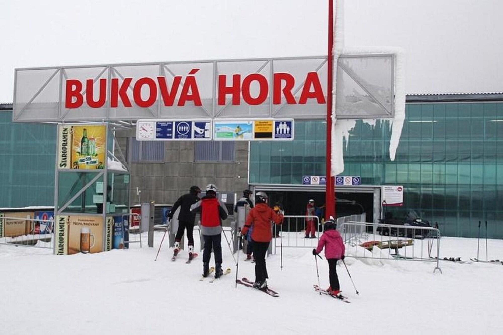 Instalaciones Recreativas Byczy Rog Noclehy Na Hranici