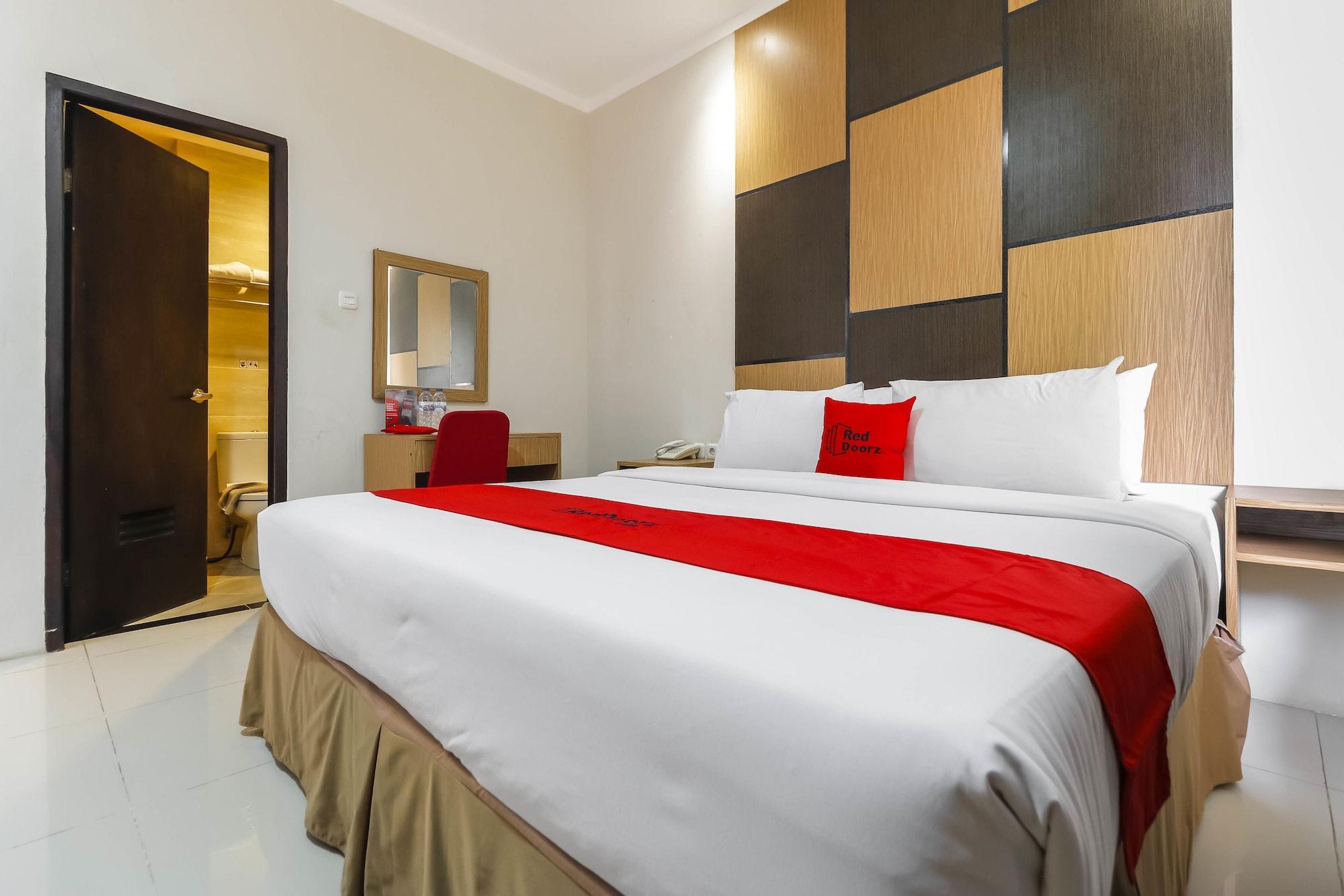 Varios RedDoorz Plus near Pantai Losari