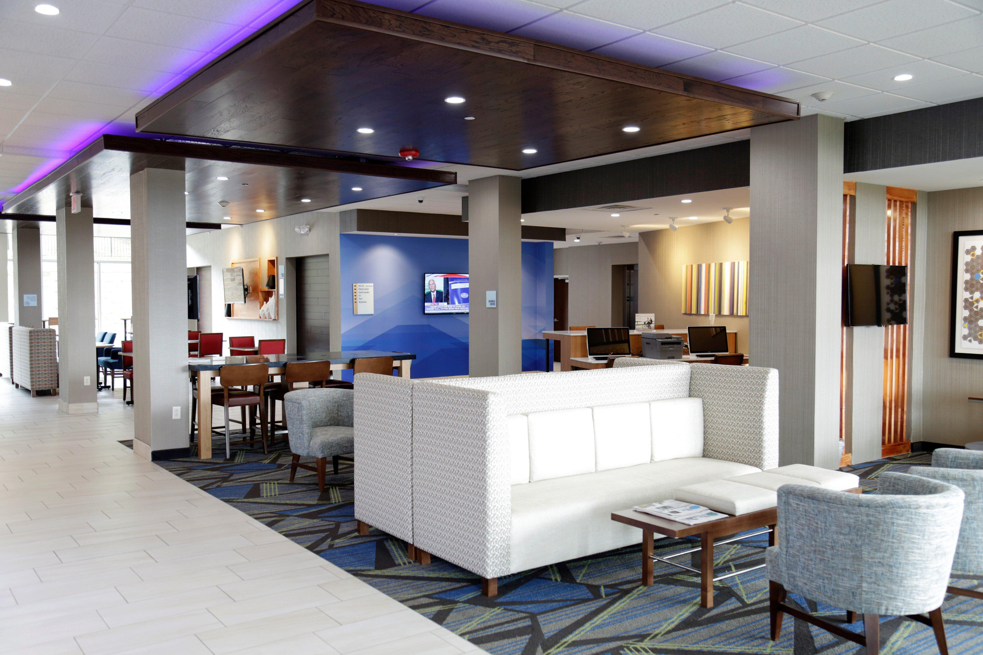 Vista Lobby Holiday Inn Express Suites Alabaster