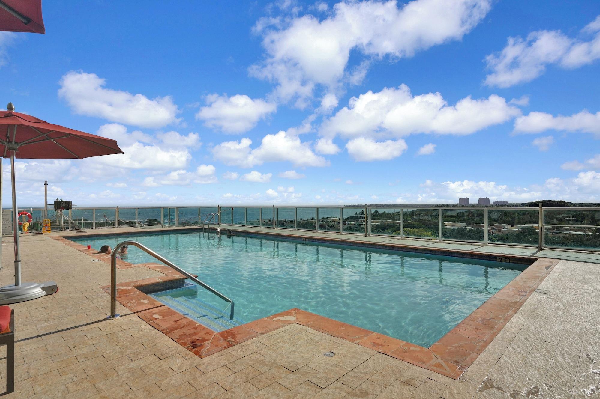 Vista Piscina Beautiful Blue Gold Studio Ocean View